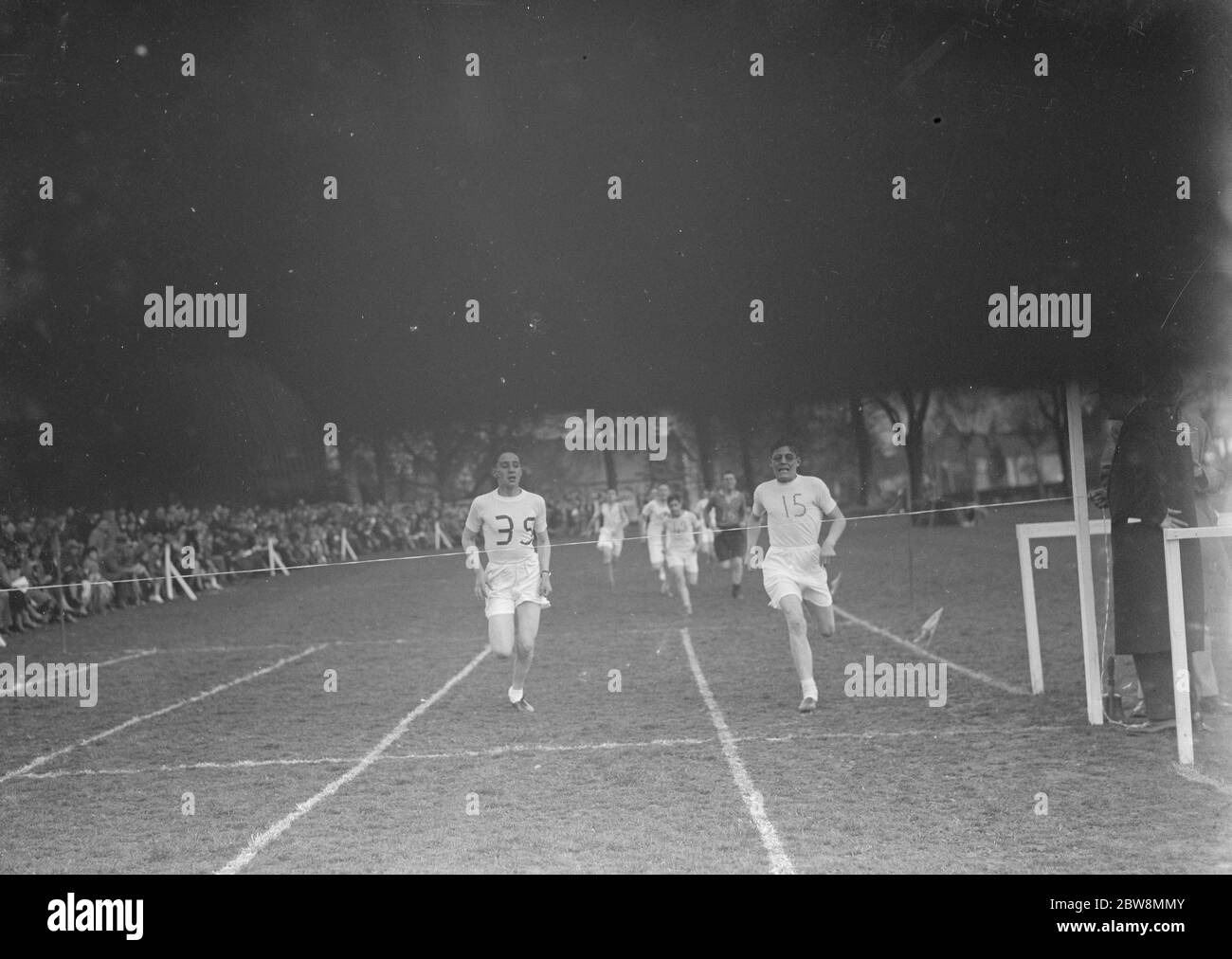 Eltham College sports . Elèves sprint à la ligne finale . 1936 Banque D'Images