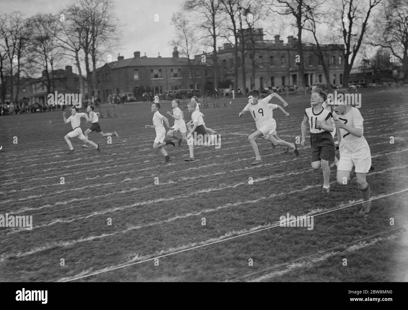 Eltham College sports . Elèves sprint les 100 yards . 1936 Banque D'Images