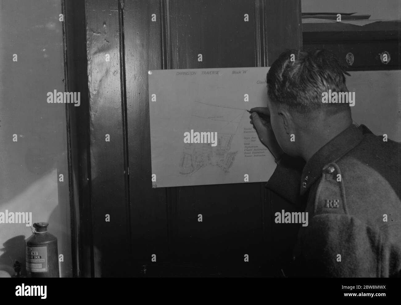 Un soldat de l'ingénieur royal qui dessine des cartes d'enquête à partir de notes et de mémoire . 1937 Banque D'Images