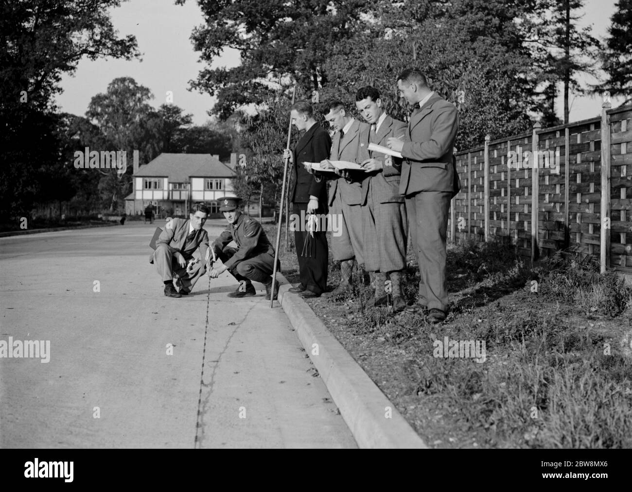 Les élèves reçoivent des cours en chaîne sur la mesure des distances à partir de l'Armée de terre . 1937 Banque D'Images