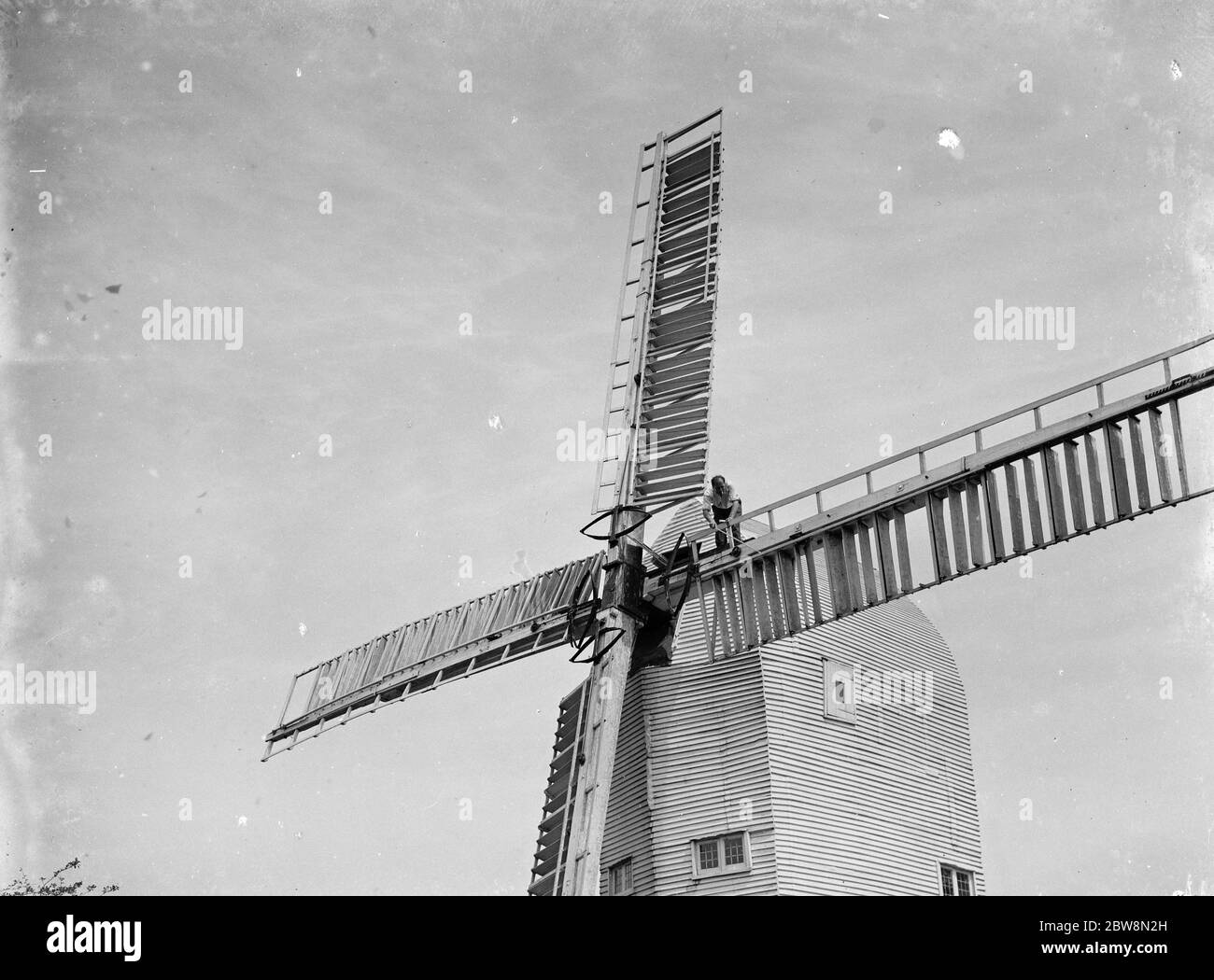 Un homme fixant les voiles sur un moulin à vent . 1935 Banque D'Images