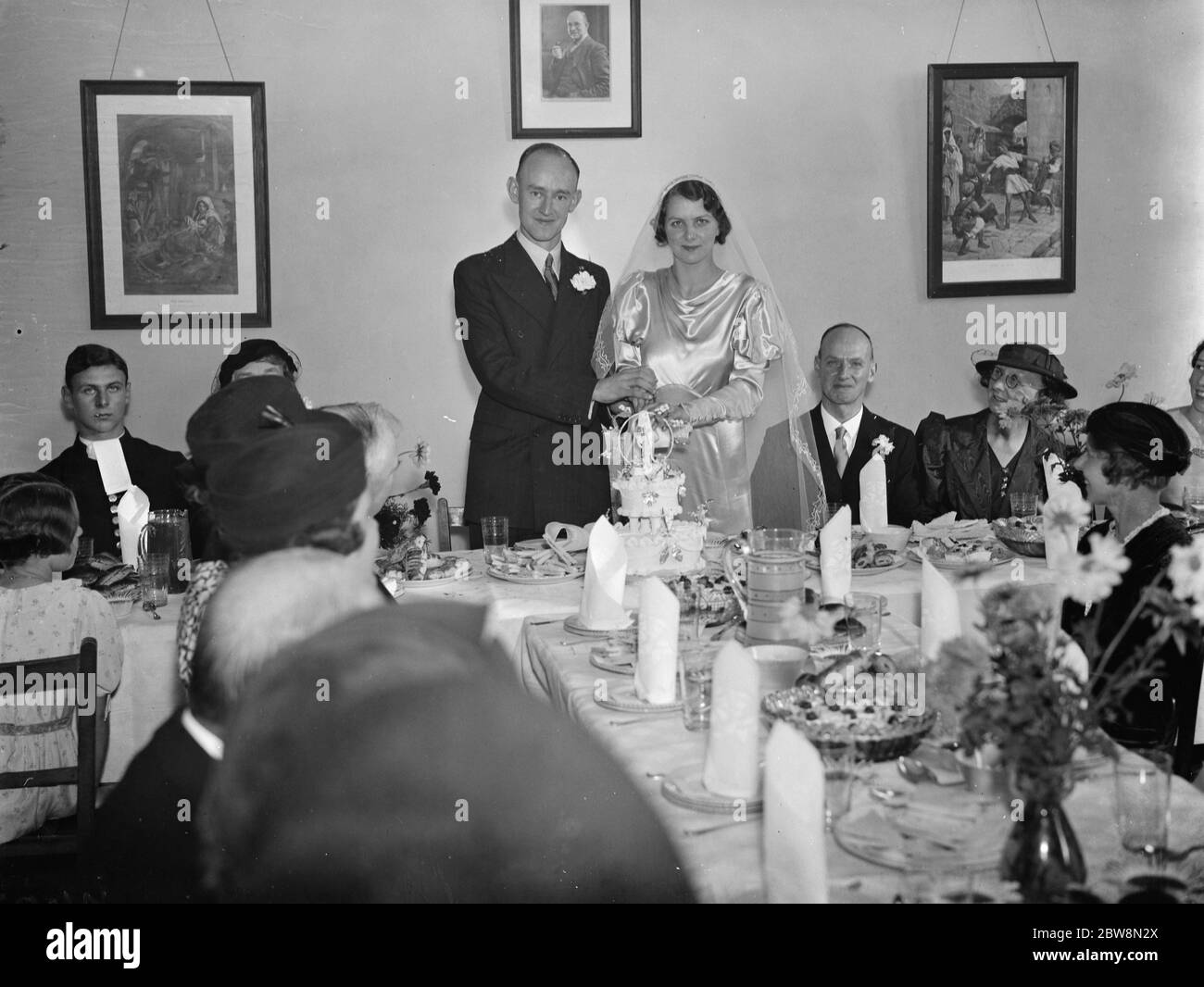Le petit déjeuner de mariage de J Houlgate et D Wonersley . La mariée et le marié coupant le gâteau de mariage . 30 octobre 1937. Banque D'Images
