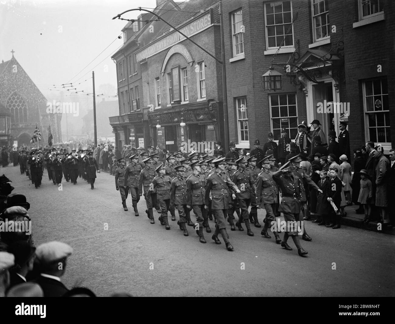 La procession pendant le service commémoratif de Dartford Armistice . Le maire rend hommage . 1937 Banque D'Images