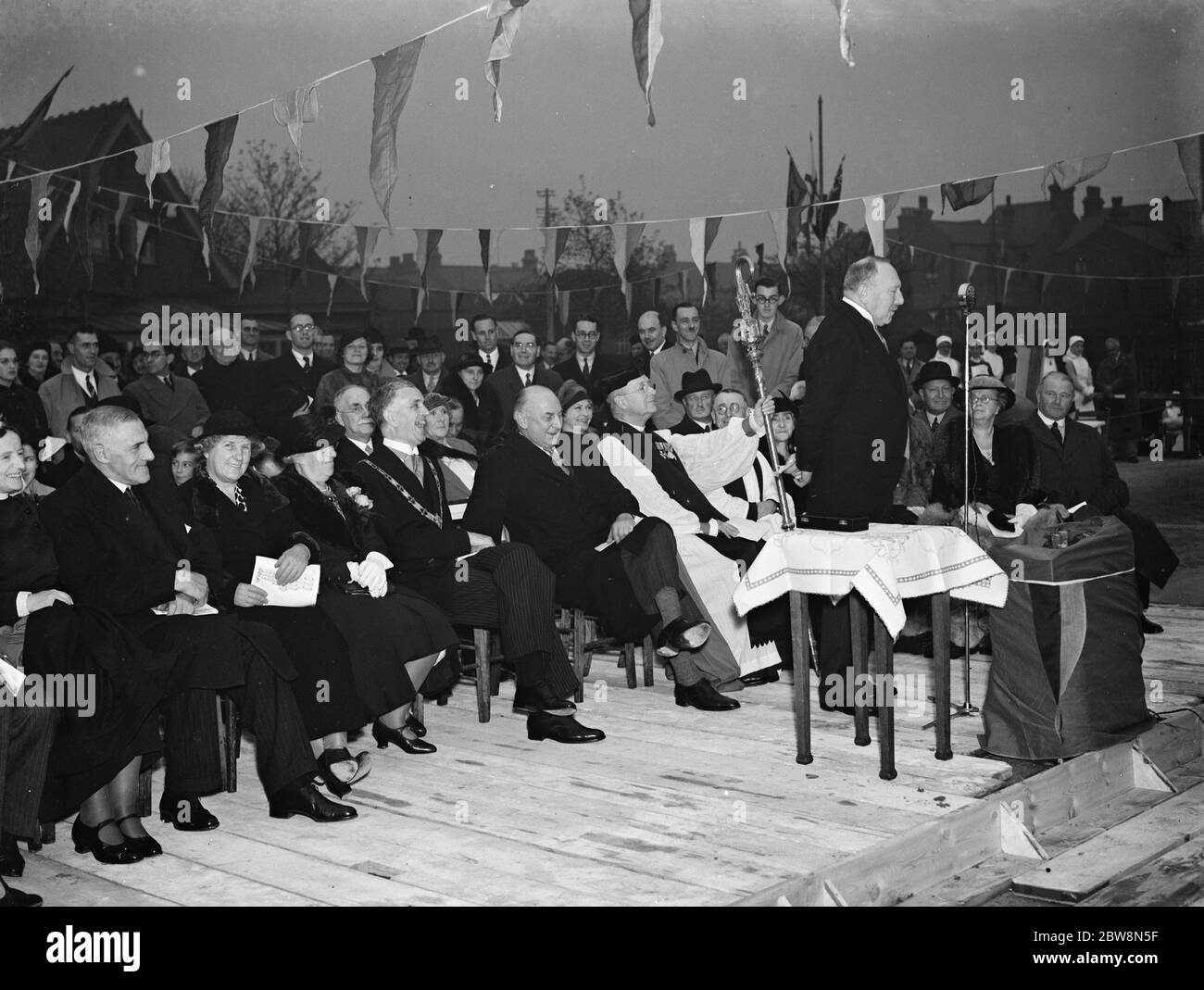 M. EW Meyerstein , le Haut Sherrif de Kent , s'exprimant lors de la pose de la pierre de fondation de la nouvelle aile de maternité à l'hôpital Livingstone de Dartford . 1937 Banque D'Images