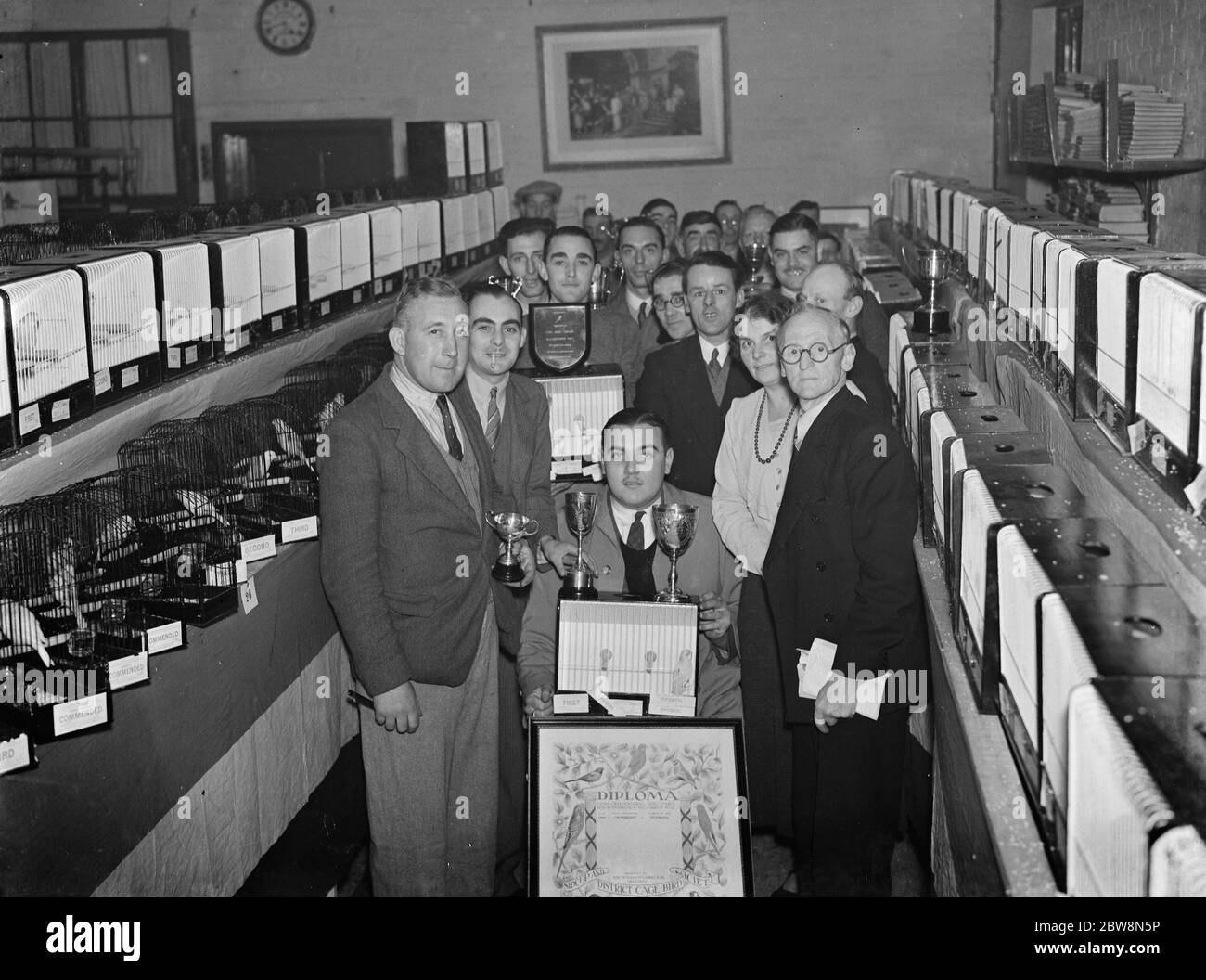 Les gagnants avec leurs trophées au salon Sidcup cage Bird Association . 1937 Banque D'Images