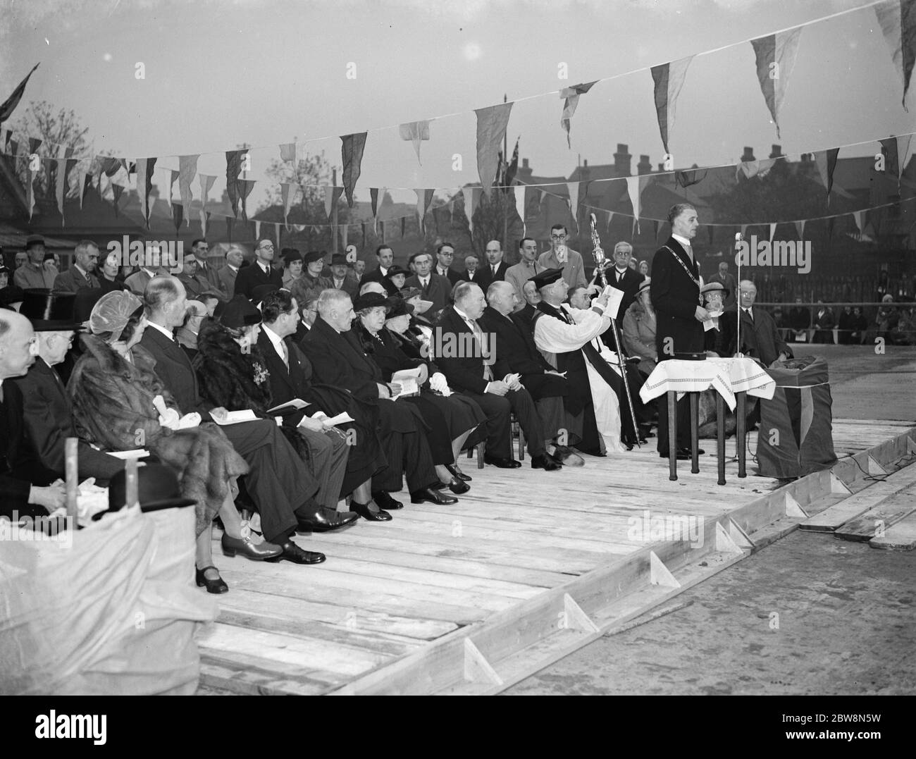 Le maire de Dartford s'exprimant lors de la pose de la pierre de fondation de la nouvelle aile de maternité à l'hôpital Livingstone de Dartford . 1937 Banque D'Images