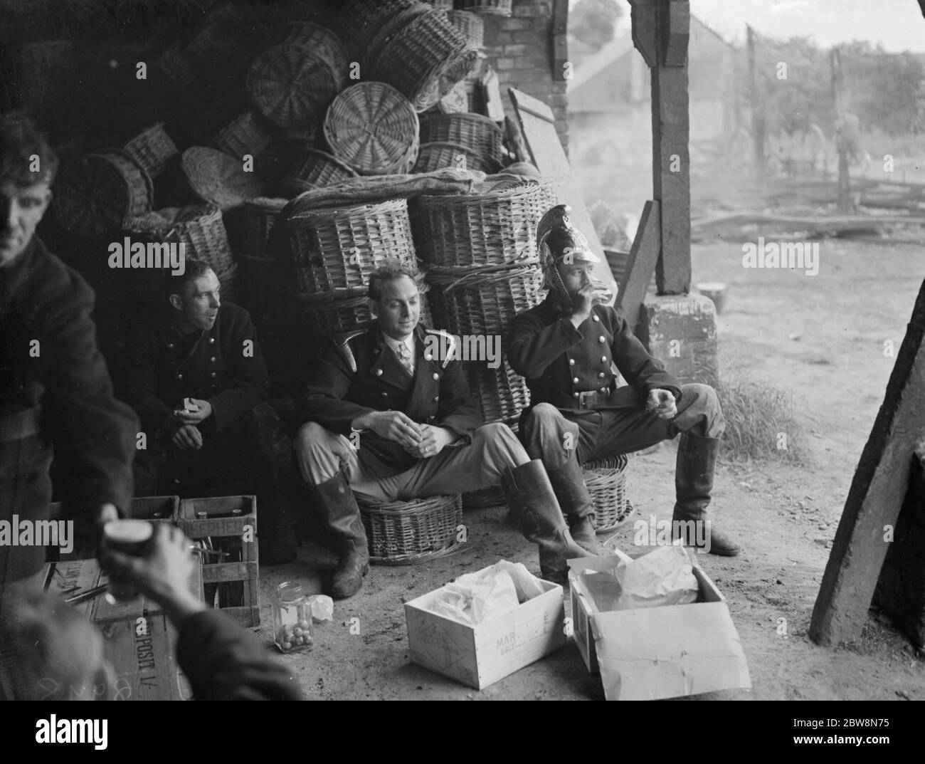 Feu de ferme Padham à Swanley . Pompier prendre une pause de la lutte contre l'incendie . 1936 Banque D'Images