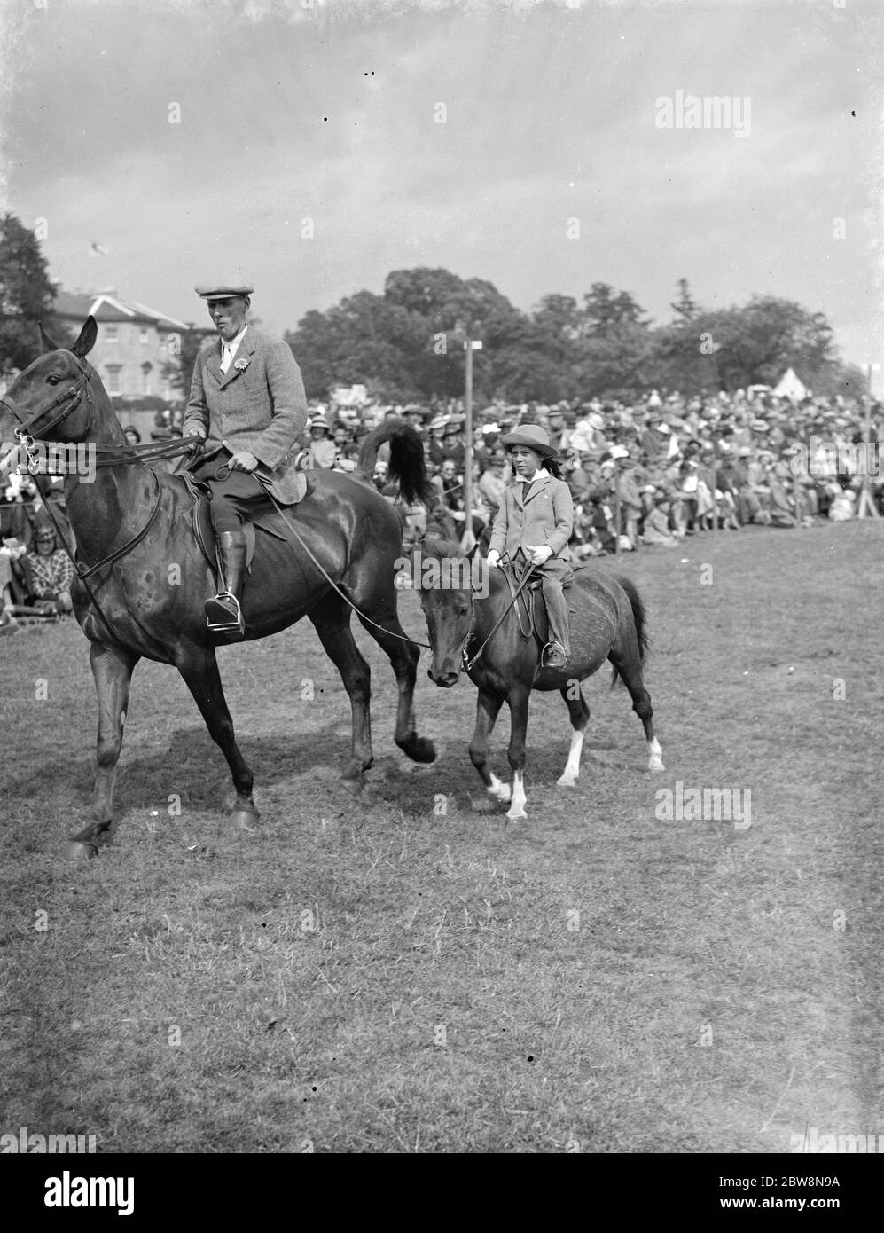Le gymkhama d'Eltham et de Bromley . Compétition jeunes cavaliers , équitation autour de l'anneau . 1938 Banque D'Images