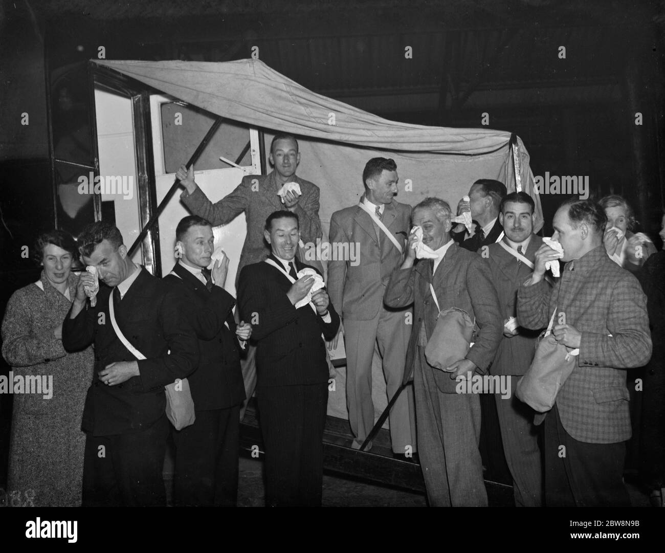 Un EXERCICE DE masques à gaz A R P à Eltham . Les recrues émergent de la chambre à gaz, ce qui n'est pas pire pour l'usure . 1938 . Banque D'Images