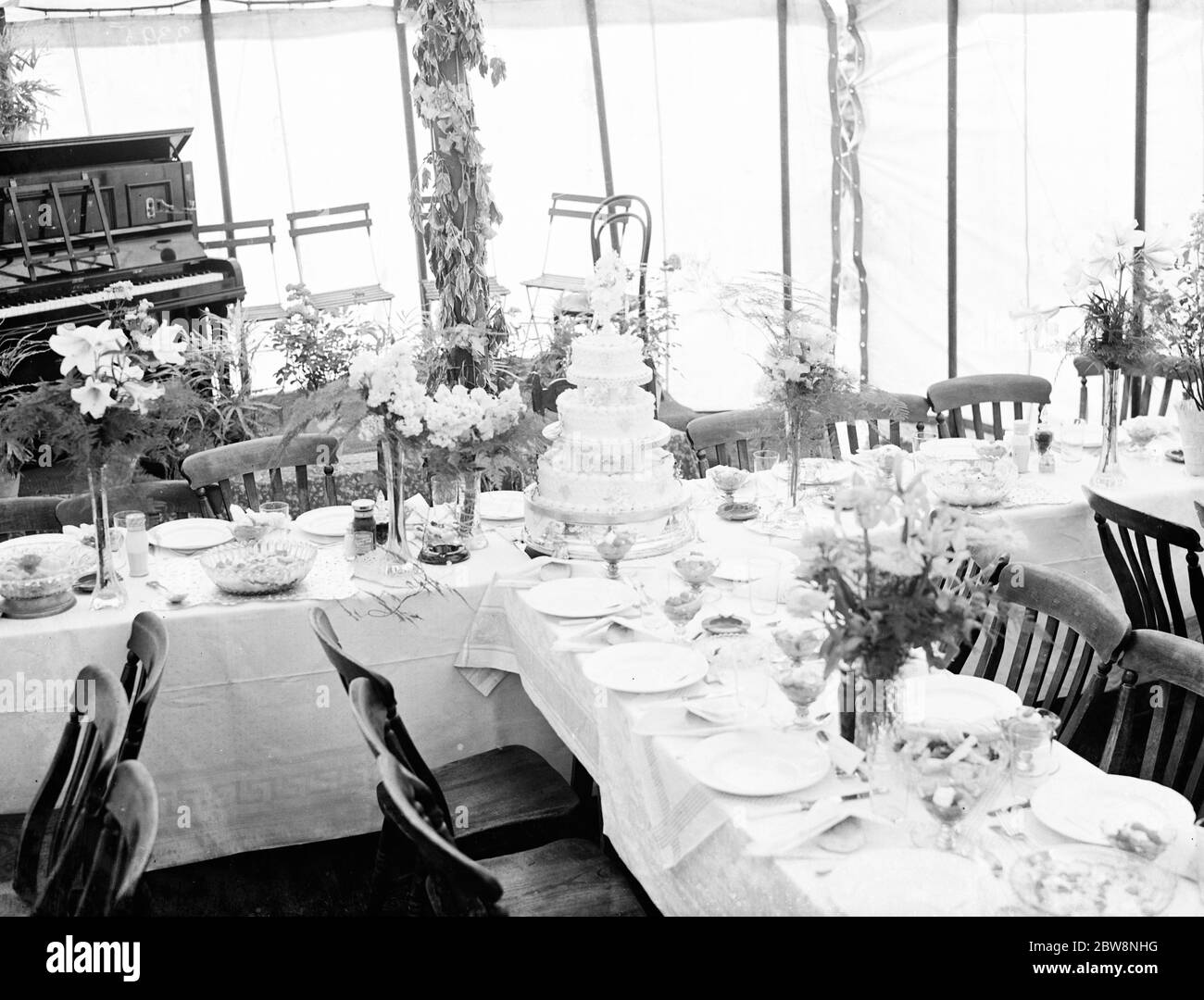 Le mariage des Griffins à Swanley . Le gâteau de mariage . 1936 Banque D'Images