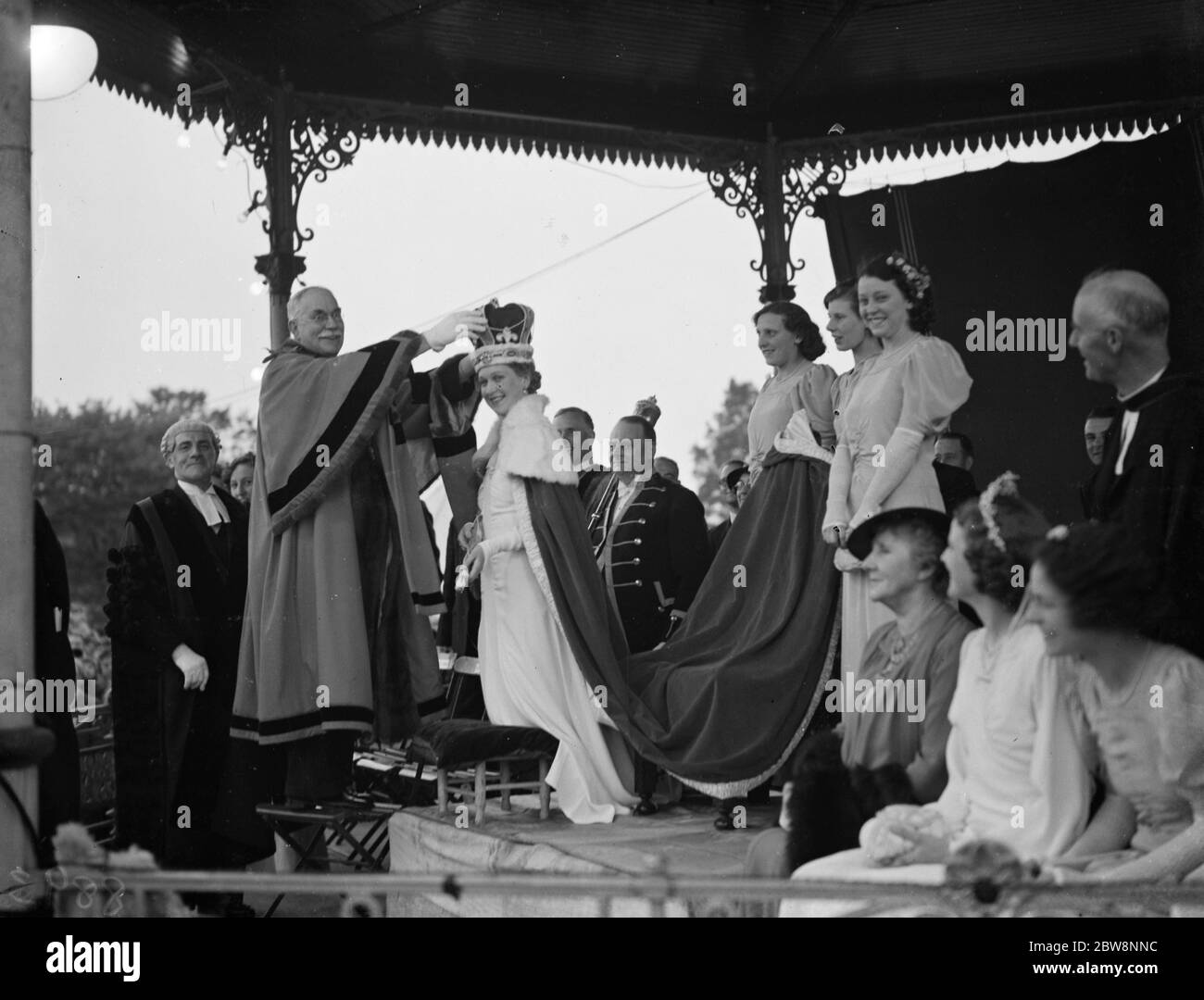 Le maire de Dartford couronnant la reine du carnaval de Dartford . 1938 . Banque D'Images