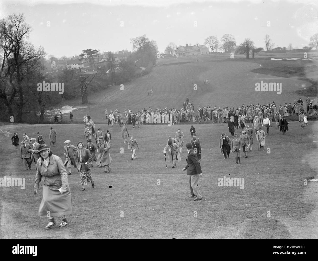 Pendant le match de golf à Sundridge entre Padgham et les clubs de golf de coton . Marche entre les tirs . 1936. Banque D'Images
