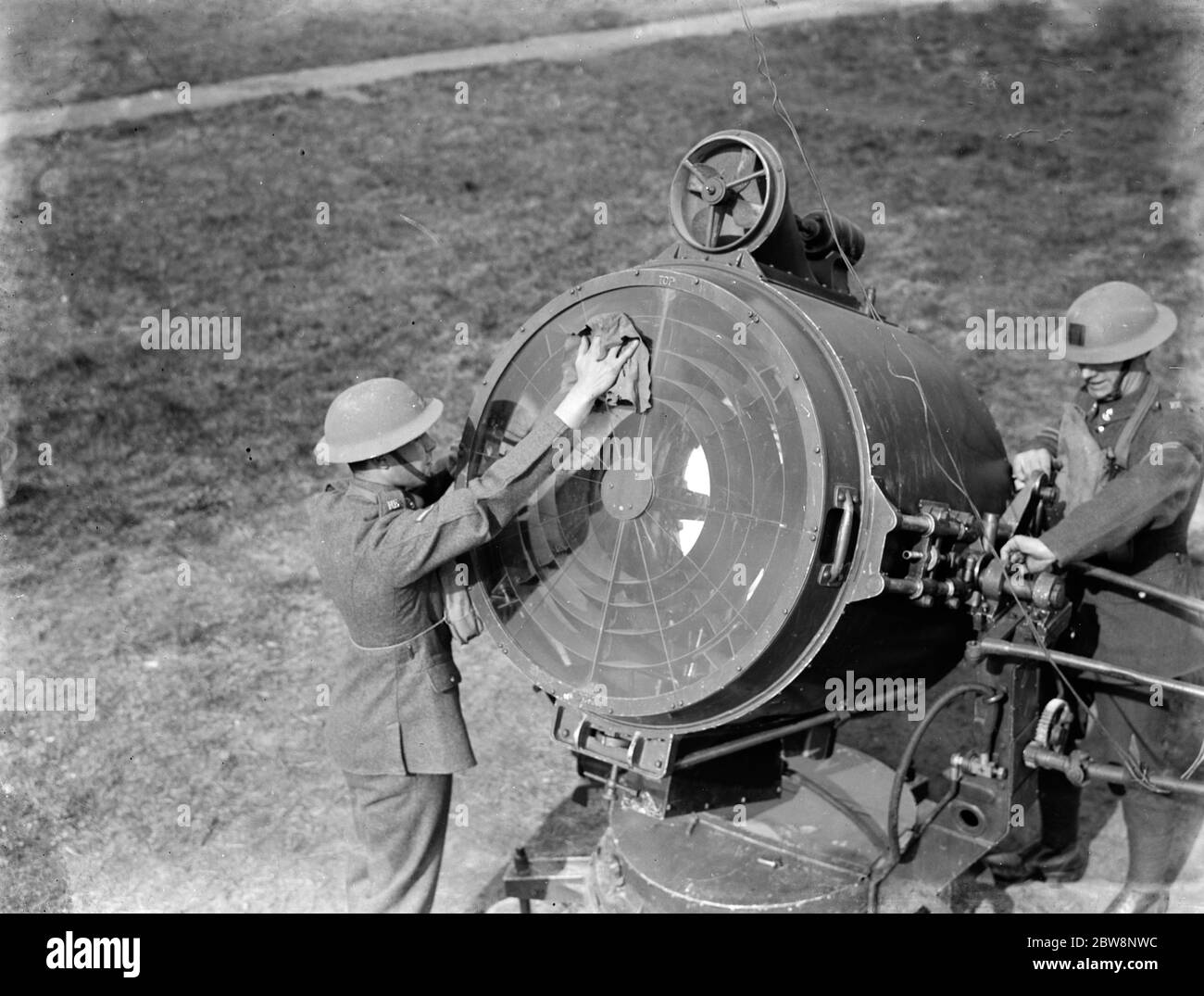 Un projecteur anti-avion ayant un nettoyage fait par un de ses équipages . 1936 Banque D'Images