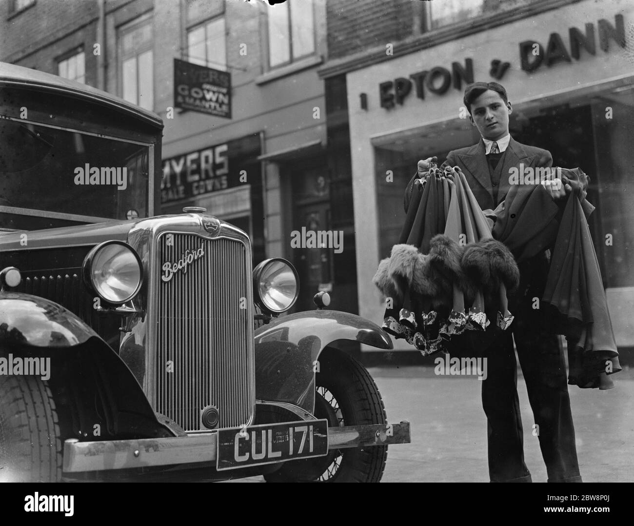 Un fourgon bedford devant la boutique Myers CASAQUE . 1936 . Banque D'Images