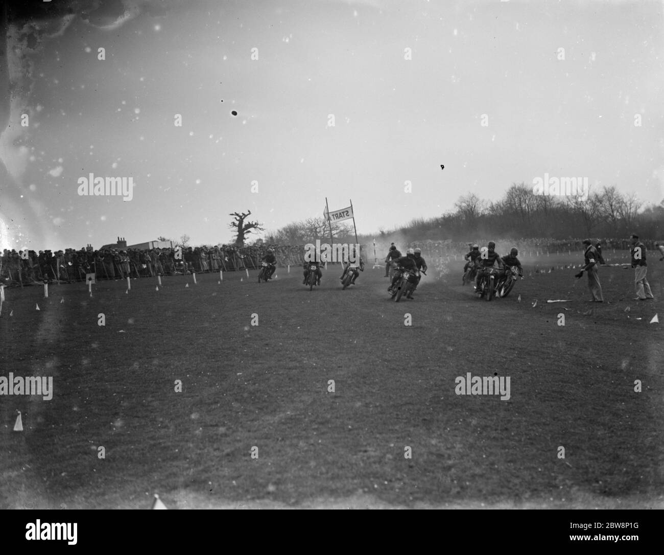 Le départ du circuit de course sur la piste de Rochester voit les vélos encore regroupés à partir de la porte . 1936 Banque D'Images