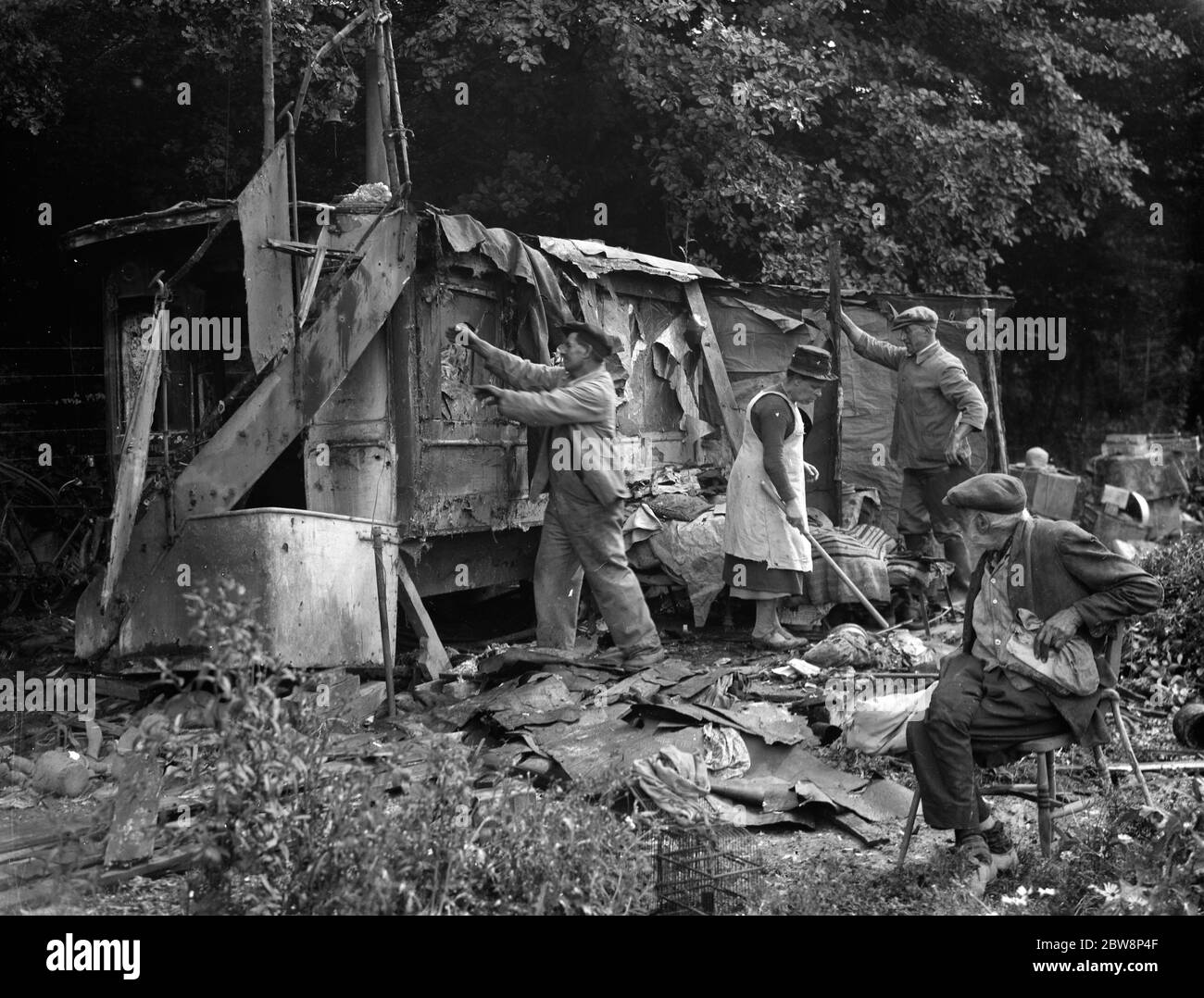 Un vieil homme regarde sur un sac à Kingsdown est démoli . 1936 Banque D'Images
