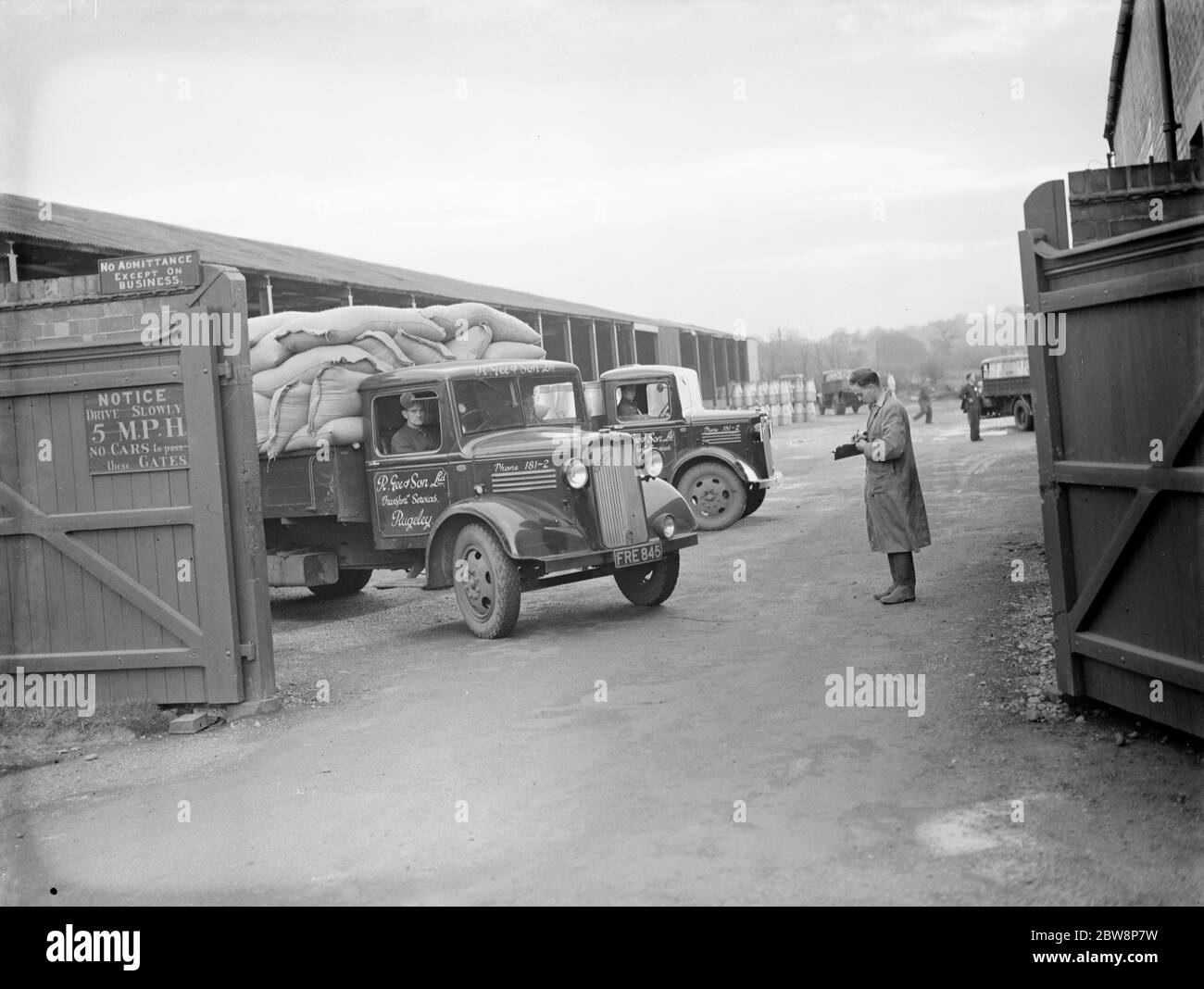 Un contremaître vérifie la charge à l'arrière d'un camion appartenant à R Gee et fils , avant de quitter la piste . 1937 . Banque D'Images