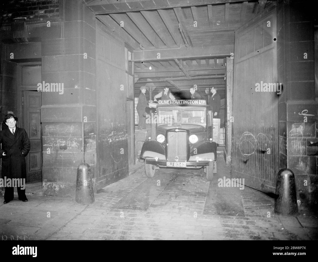 Moulin à papier d'olive et de Partinington , Manchester . Un camion chargé quittant la cour . 1937 . Banque D'Images