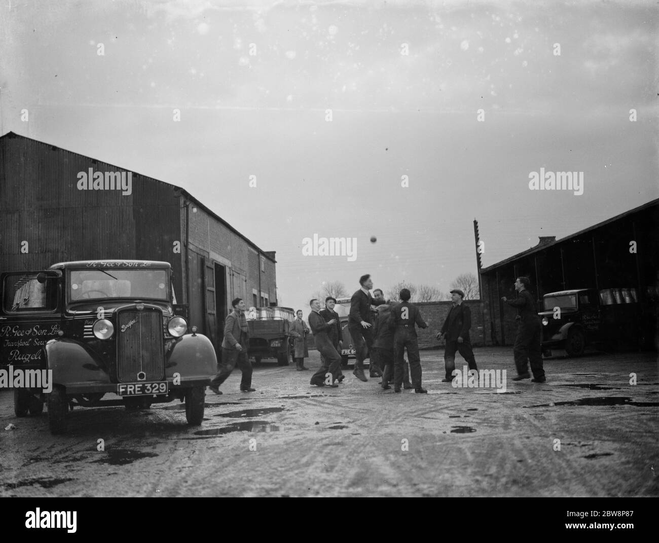Les chauffeurs de camion de R Gee et de fils , se détendent avec une partie de football dans la piste . 1937 . Banque D'Images