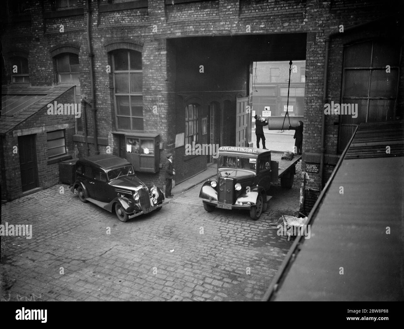 Moulin à papier d'olive et de Partinington , Manchester . Chargement des rouleaux de papier sur le camion dans la cour . . 1937 . Banque D'Images
