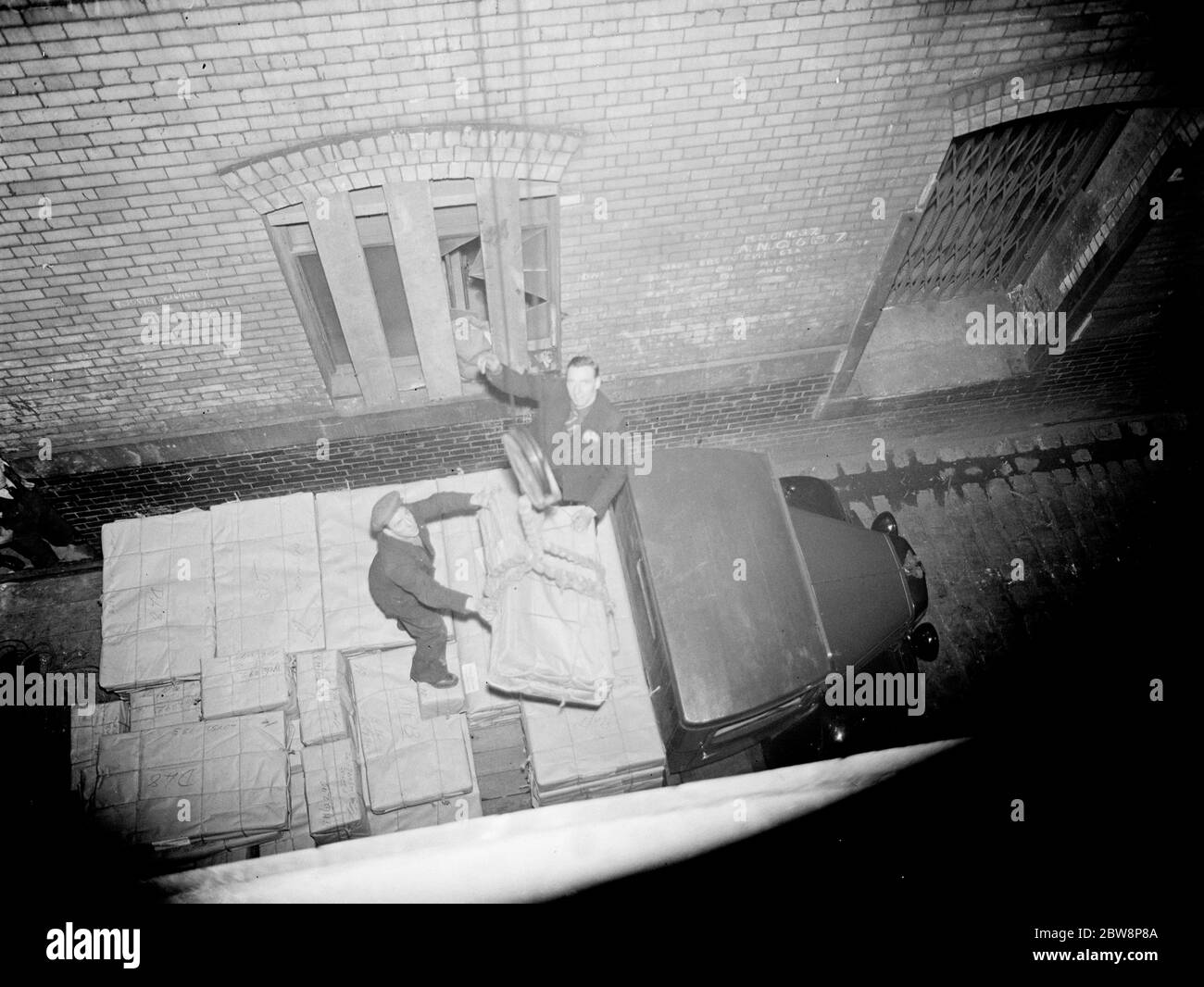 Moulin à papier d'olive et de Partinington , Manchester . Les ouvriers chargent le camion avec du papier à l'arrière . 1937 . Banque D'Images