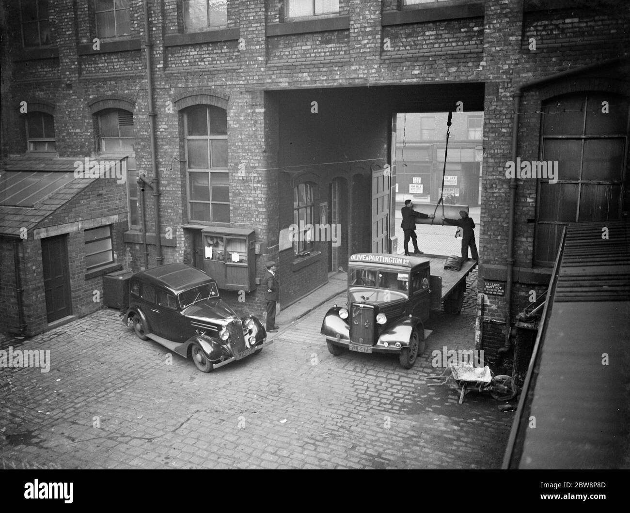 Moulin à papier d'olive et de Partinington , Manchester . Chargement des rouleaux de papier sur le camion dans la cour . 1937 . Banque D'Images