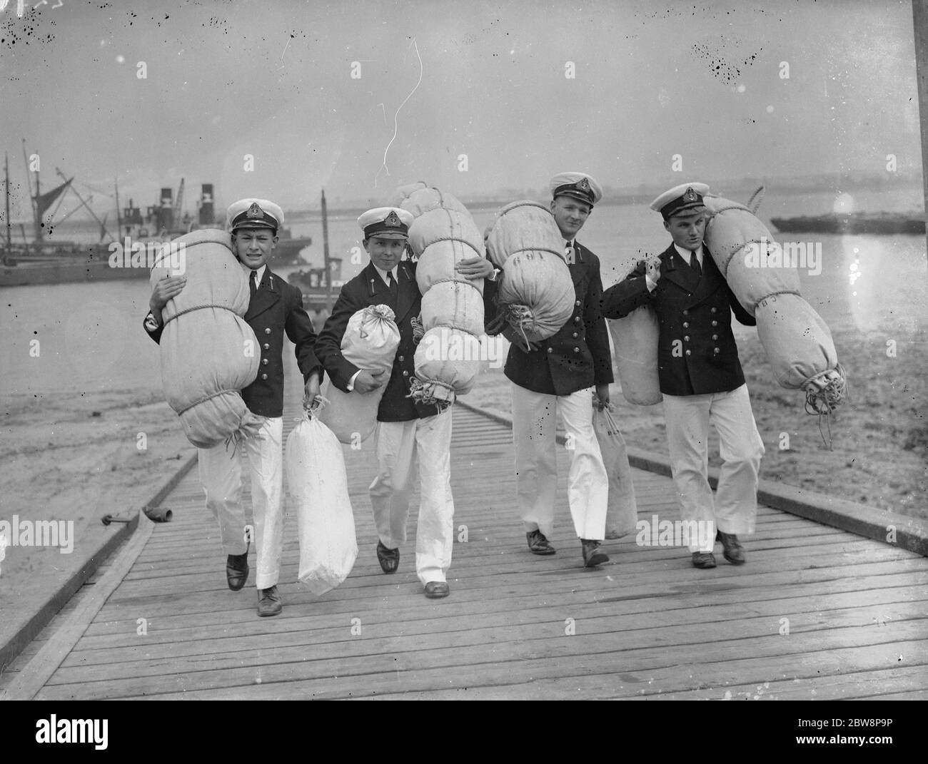 Des cadets de la marine ( Worcester boys ) du Nautical Training College sur HMS Worcester amarrés à Greenhithe en partant avec leurs sacs à main . 1935 Banque D'Images