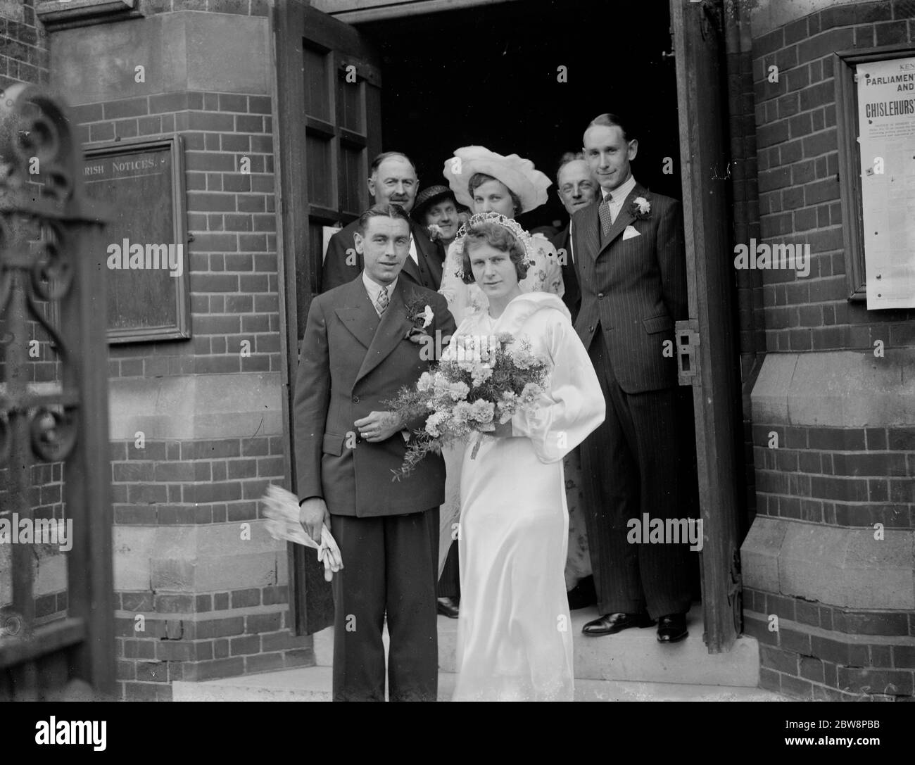 William Kerry et K Maclean mariage . La mariée et le marié à l'extérieur de l'église à Chislehurst . 1935 Banque D'Images