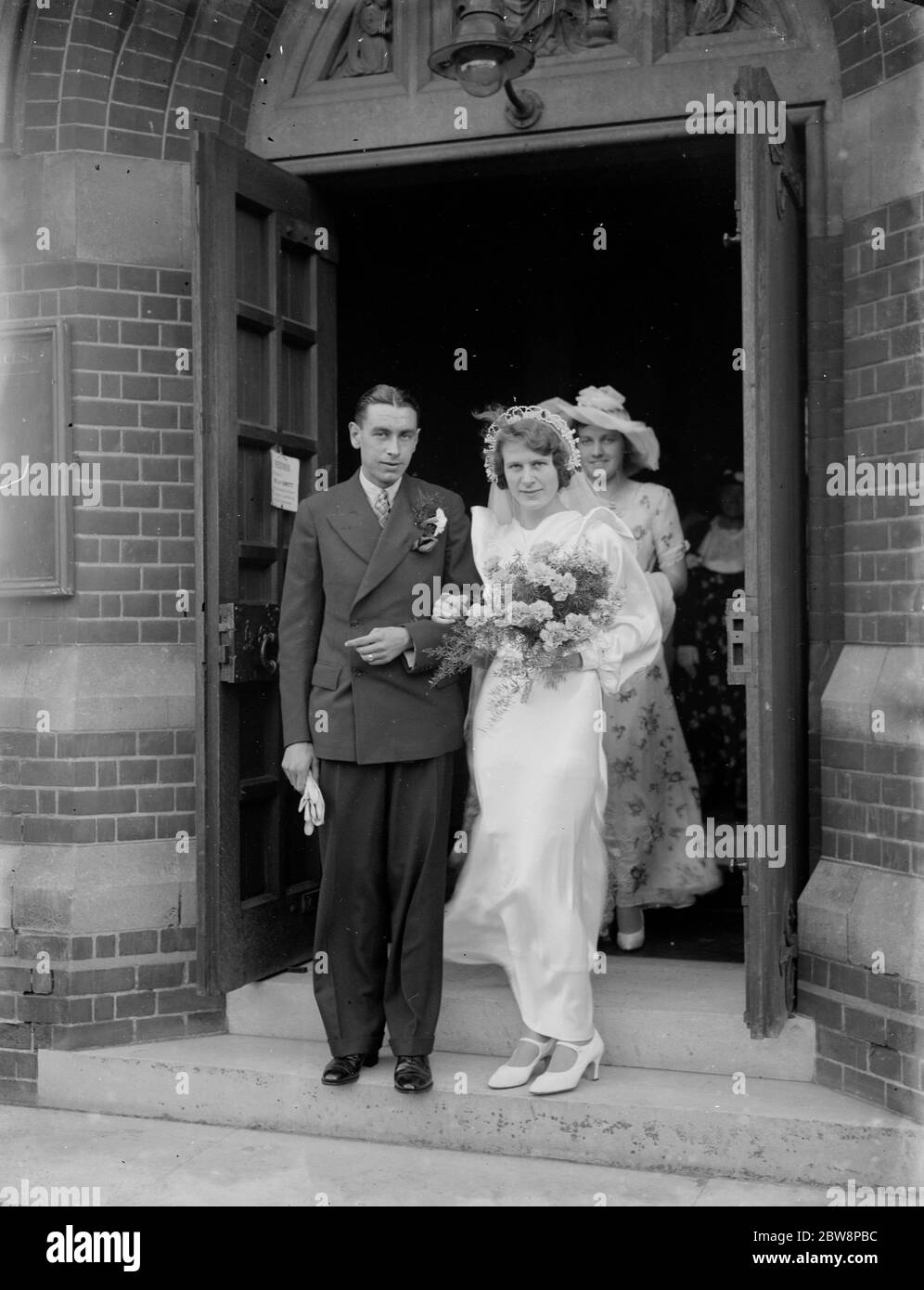 William Kerry et K Maclean mariage . La mariée et le marié à l'extérieur de l'église à Chislehurst . 1935 Banque D'Images