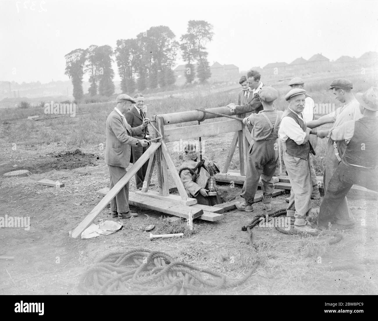 Un homme étant abaissé dans le trou Dene à Crayford par un système de poulie . 1935 Banque D'Images