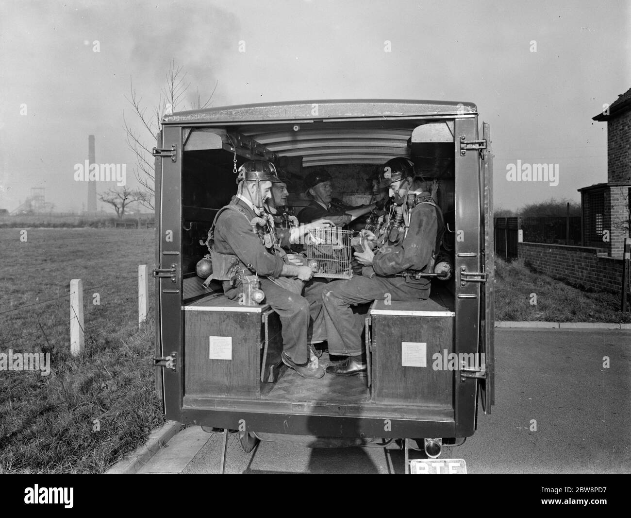 Les hommes du Centre de sauvetage de la mine Lancashire arrivent avec leur équipement prêt . 1937 . Banque D'Images
