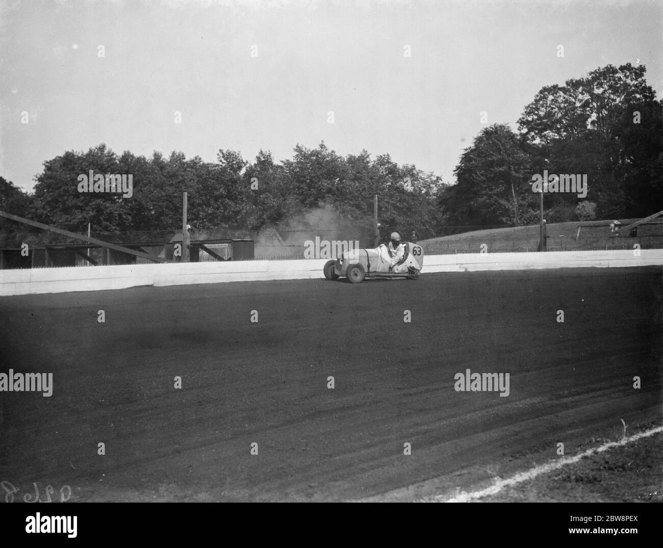 Le Grand prix de la course de voitures miniatures Crystal Palace . Basilic de Mattos perd ses roues . 1938 Banque D'Images