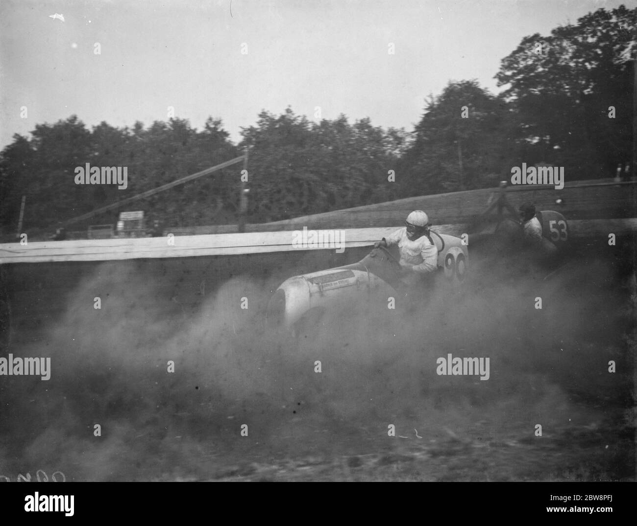 Le Grand prix de la course de voitures miniatures Crystal Palace . Frank Chiswell dérape sa voiture dans un nuage de poussière . 1938 Banque D'Images