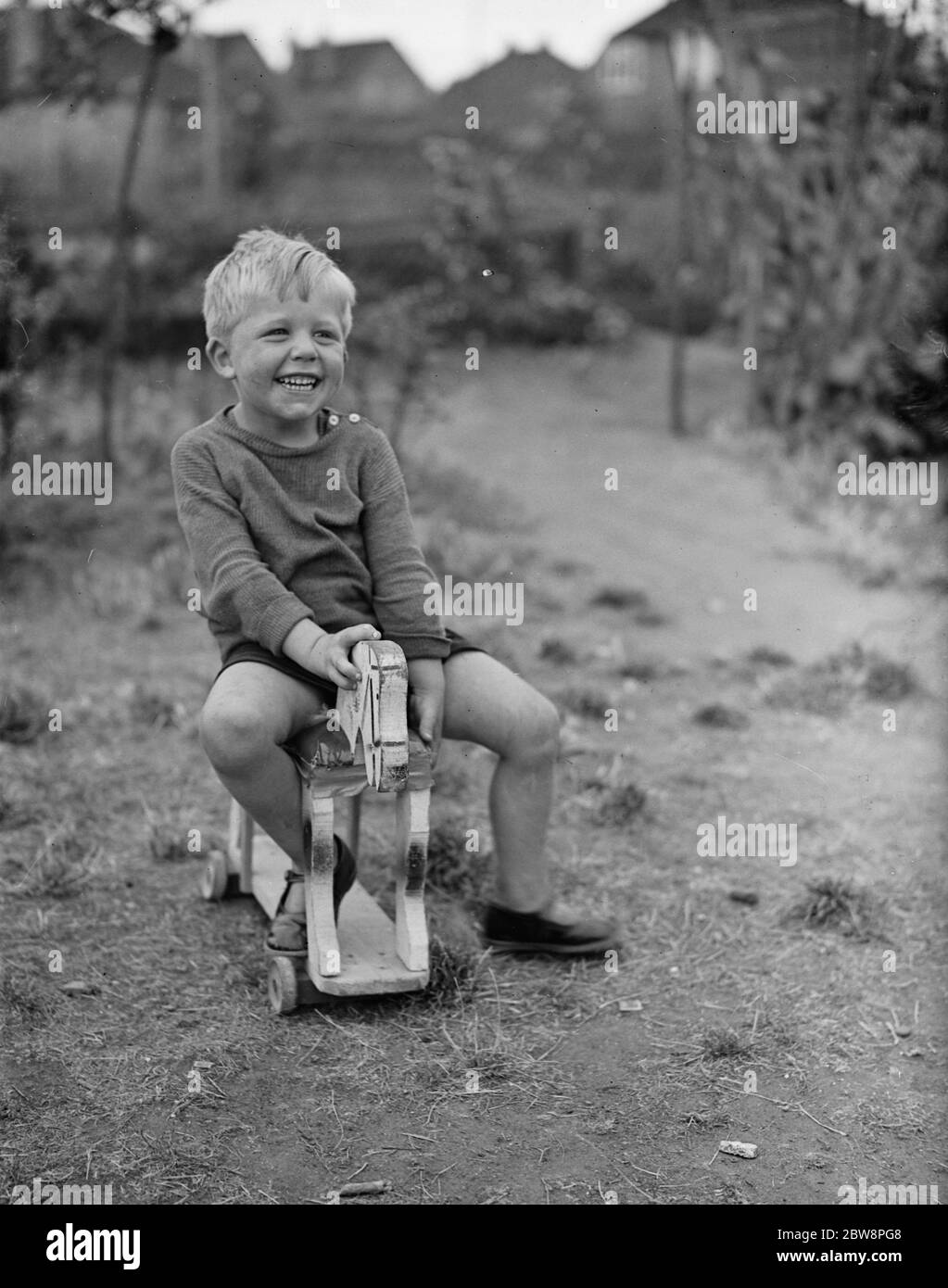 Brian Griffiths à cheval en bois . 1938 Banque D'Images