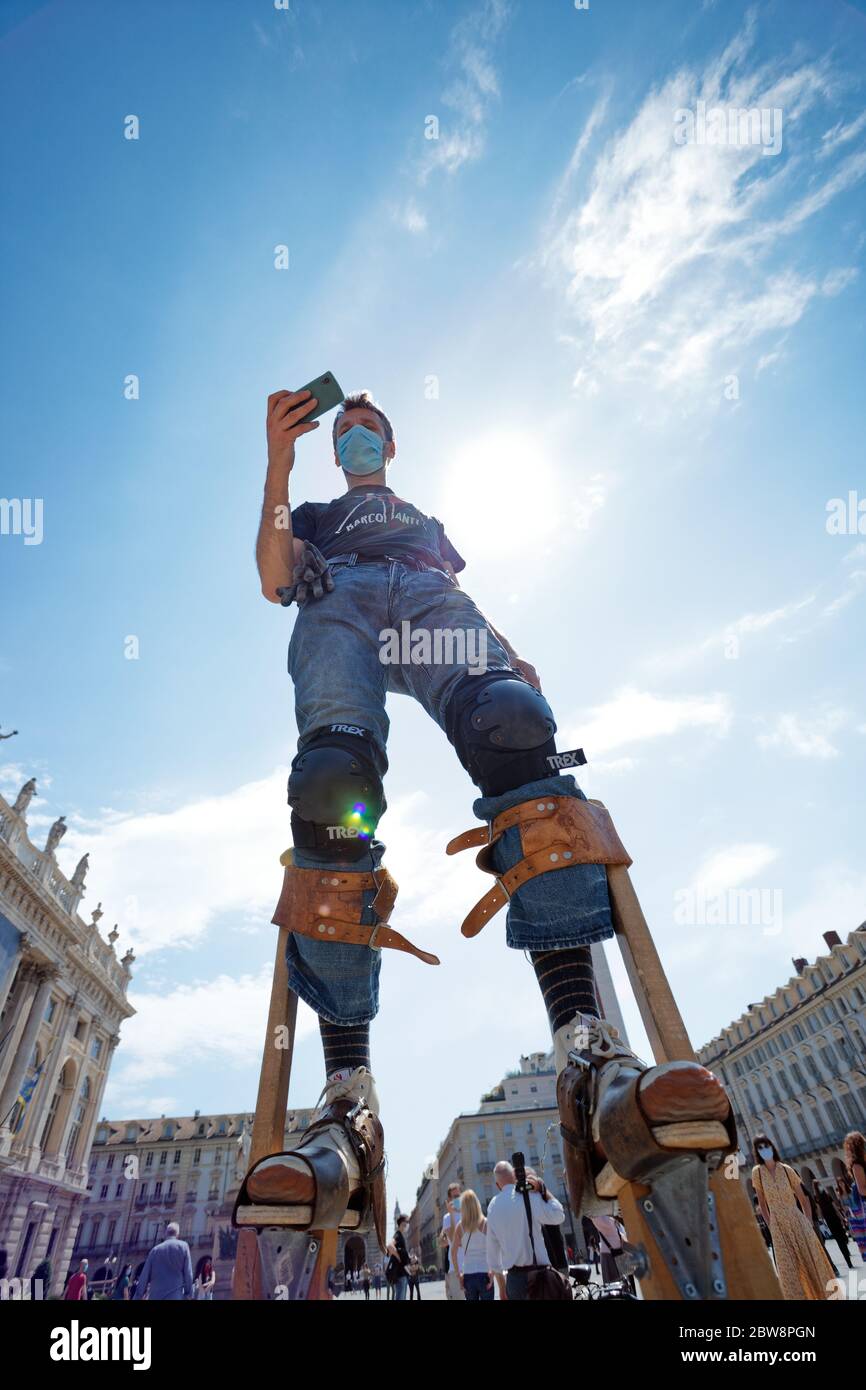 Turin, Italie. 30 mai 2020. Les travailleurs de l'art et du divertissement démontrent un plan de secours et un redémarrage en toute sécurité de l'industrie du divertissement. Credit: MLBARIONA/Alay Live News Banque D'Images