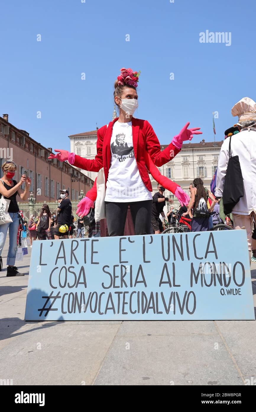 Turin, Italie. 30 mai 2020. Les travailleurs de l'art et du divertissement démontrent un plan de secours et un redémarrage en toute sécurité de l'industrie du divertissement. Credit: MLBARIONA/Alay Live News Banque D'Images