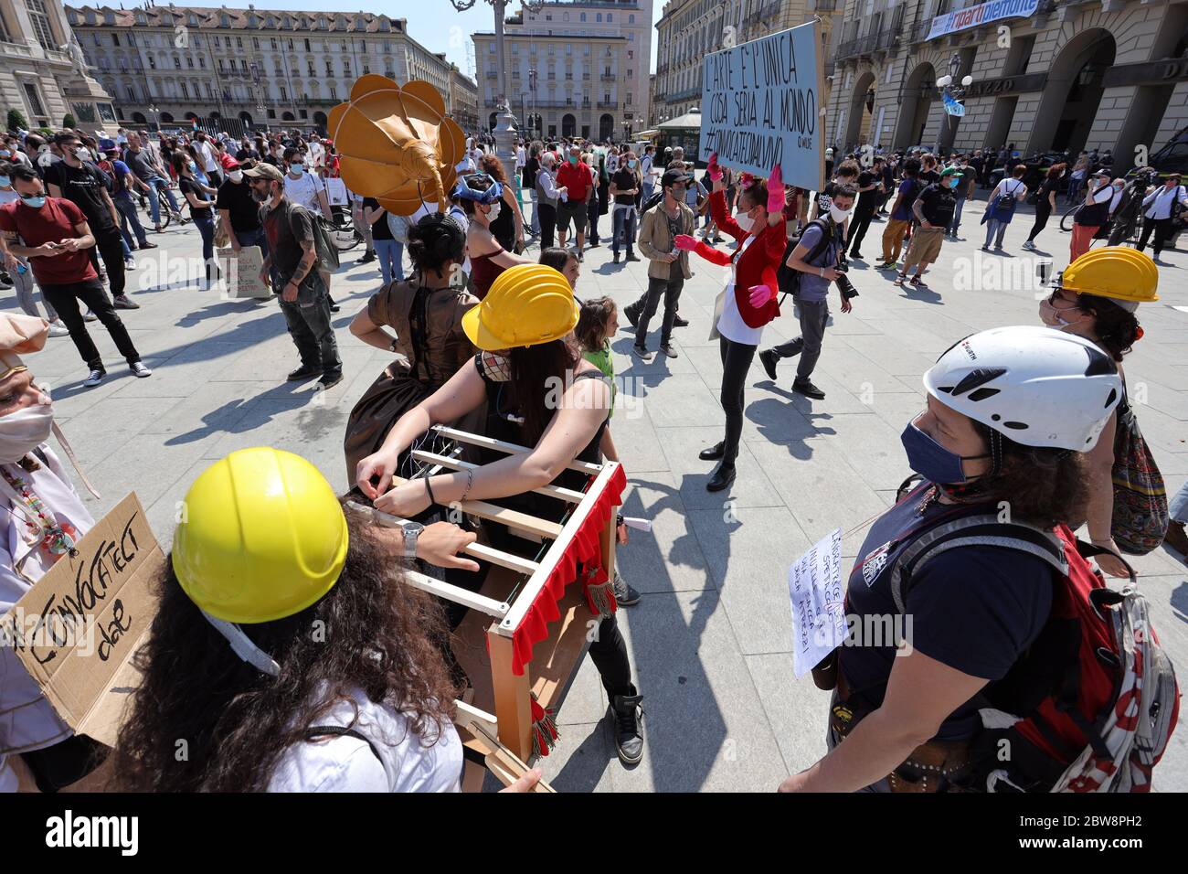 Turin, Italie. 30 mai 2020. Les travailleurs de l'art et du divertissement démontrent un plan de secours et un redémarrage en toute sécurité de l'industrie du divertissement. Credit: MLBARIONA/Alay Live News Banque D'Images