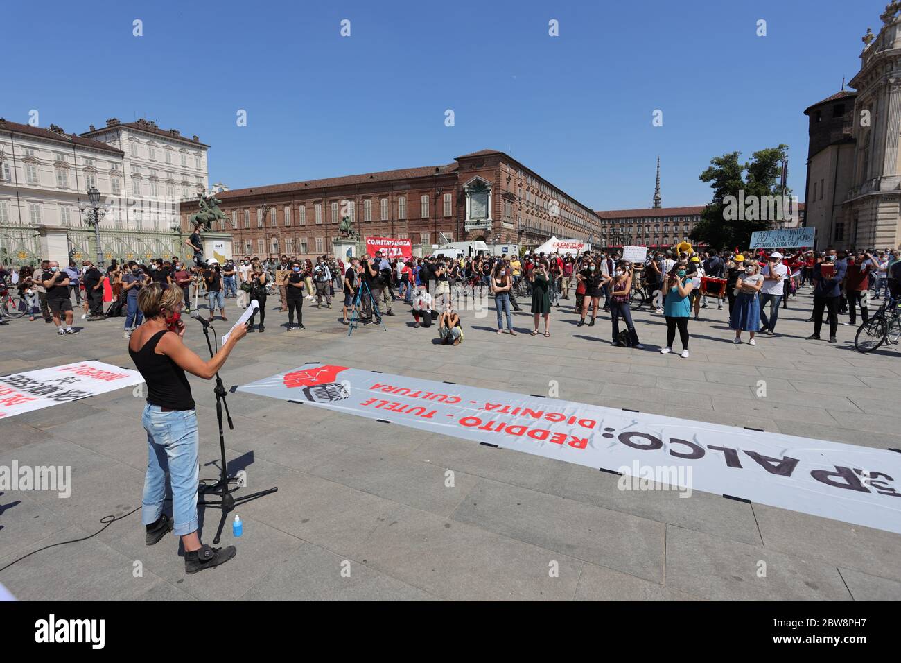 Turin, Italie. 30 mai 2020. Les travailleurs de l'art et du divertissement démontrent un plan de secours et un redémarrage en toute sécurité de l'industrie du divertissement. Credit: MLBARIONA/Alay Live News Banque D'Images