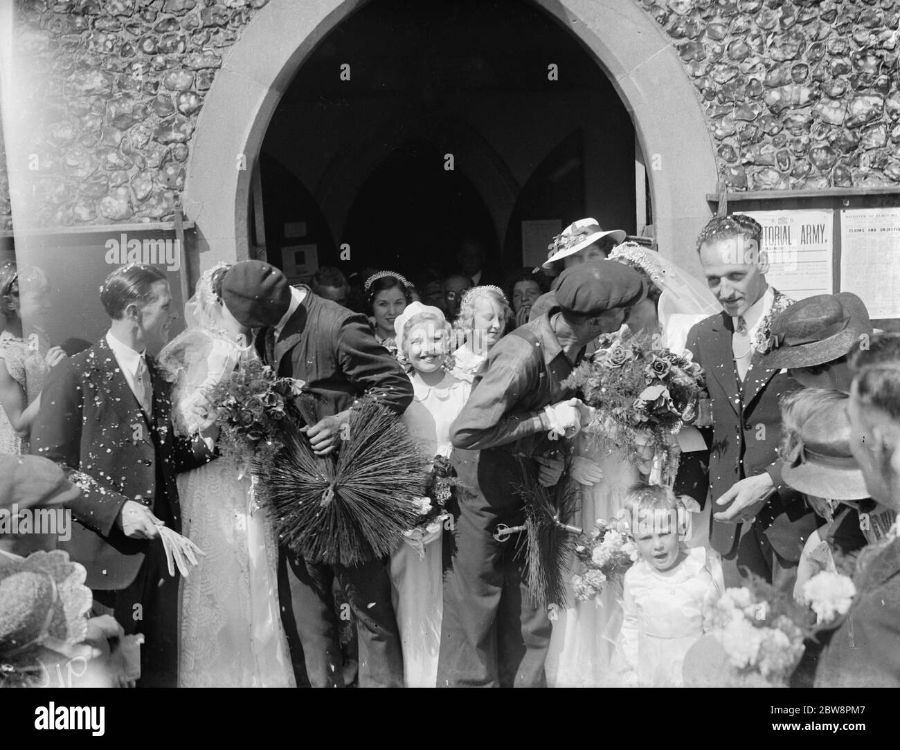 Un double mariage des sœurs Leach . Les mariages de M. J L Howden et de Mlle H R Leach et de M. C E Pullen et Mlle E N Leach . Juillet 1938 Banque D'Images