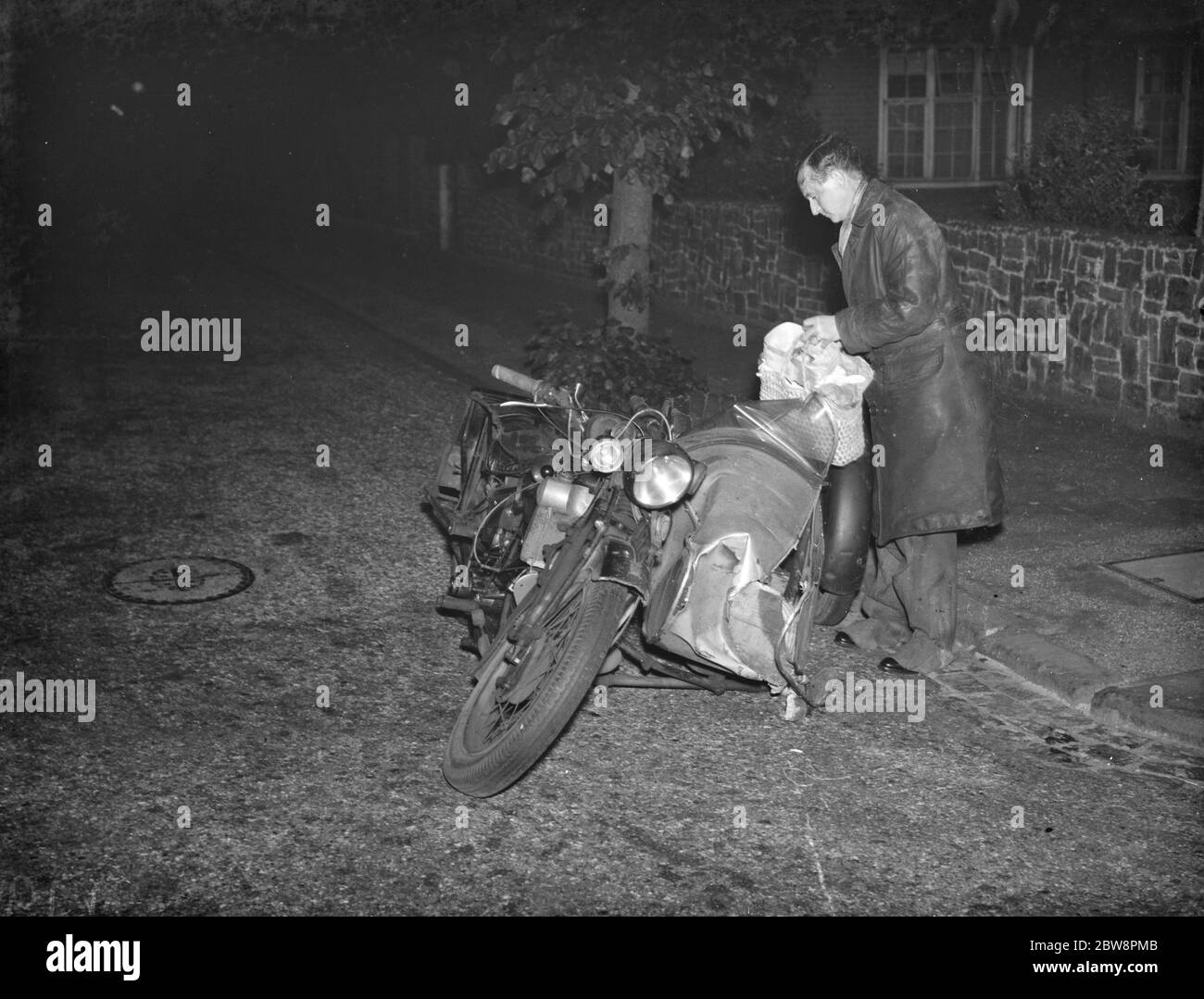 Un accident de moto sur Sidcup Hill . 1938 Banque D'Images