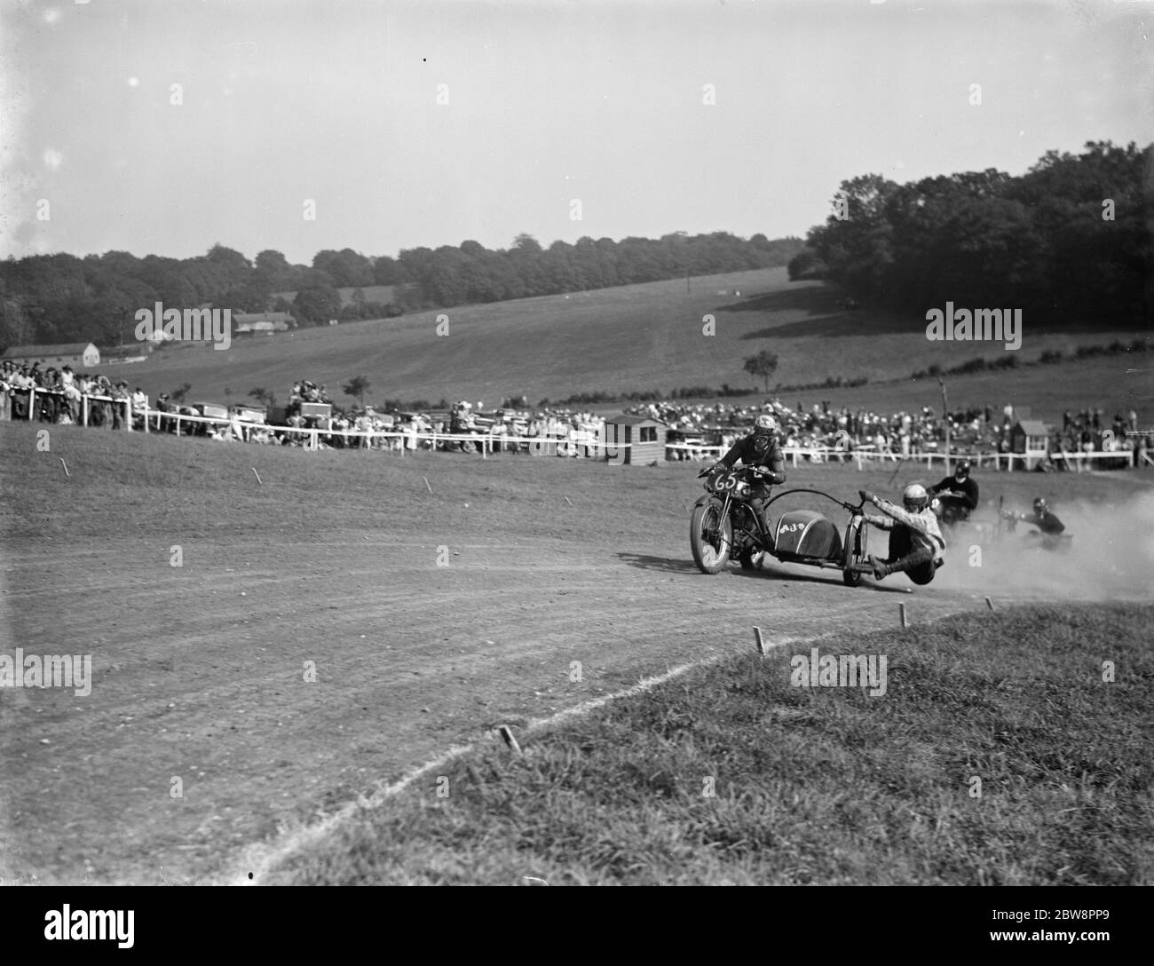 Courses de motocyclisme à Brands Hatch . Deux des motos de voiture latérale se bousculent pour se positionner sur un coin pendant la course . 1936 Banque D'Images