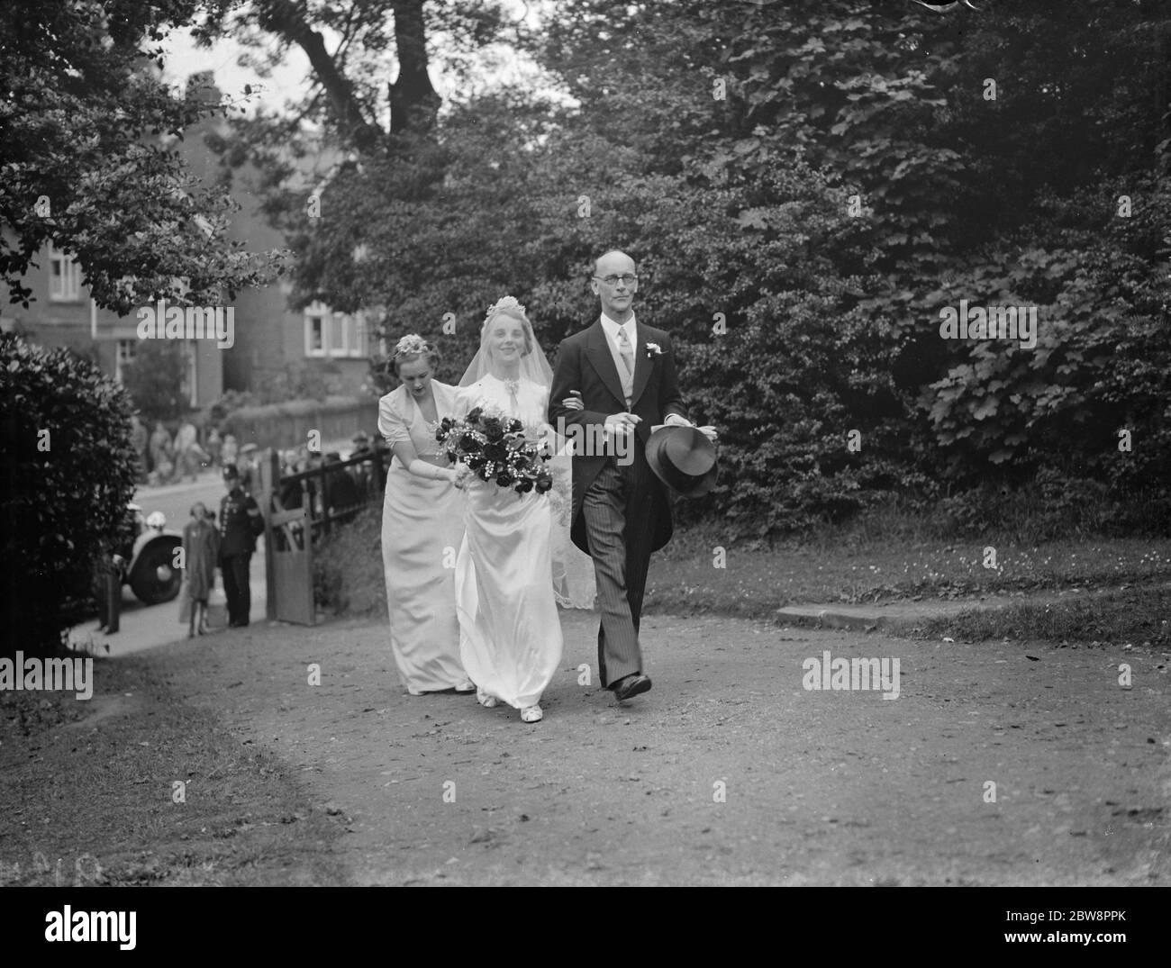 Le mariage de W G S Sykes et Milner . La mariée étant entrée dans l'église . Juillet 1938 Banque D'Images
