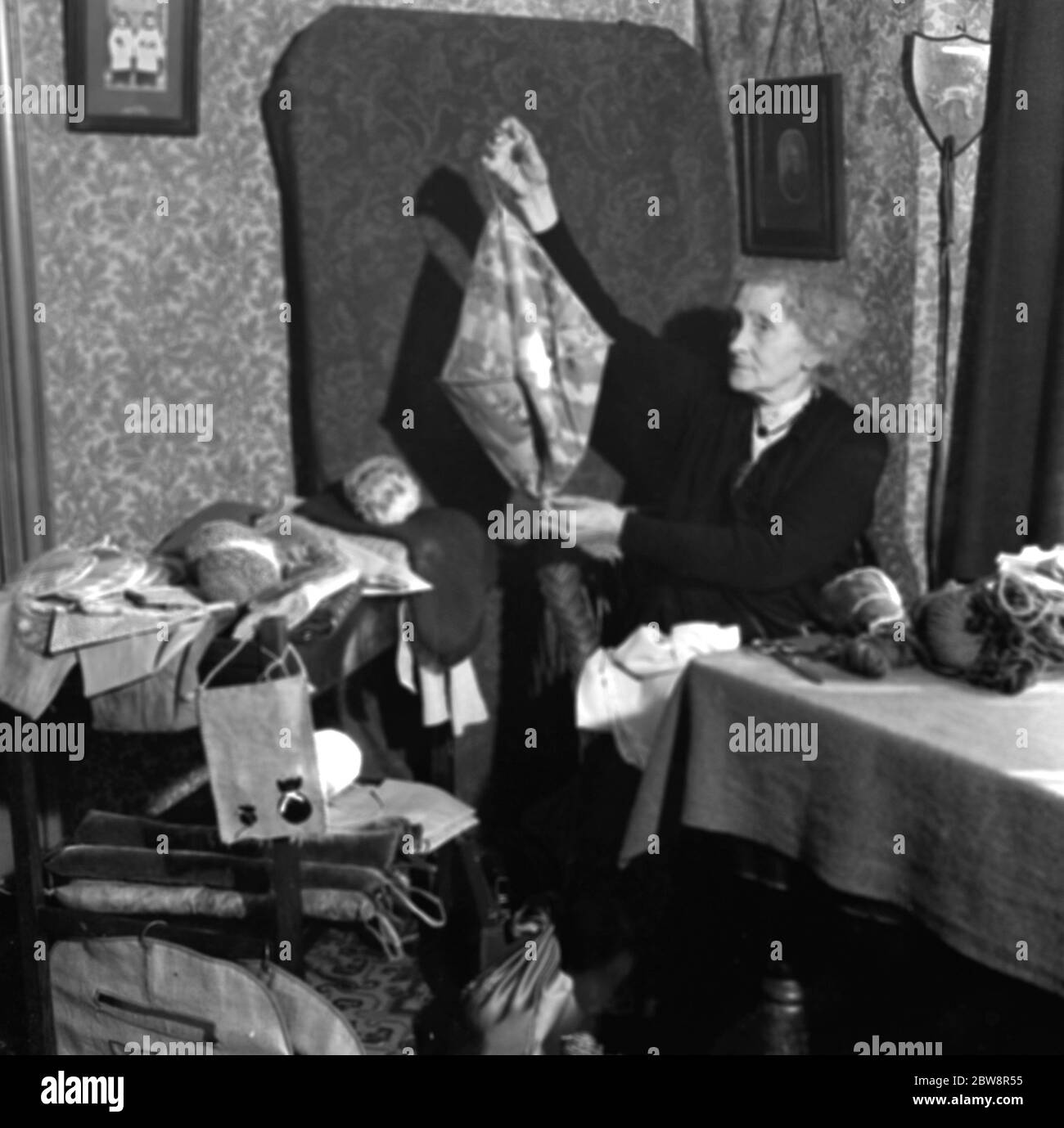 Granny Burton montrant certains de ses travaux dans les aiguilles . 1936 Banque D'Images