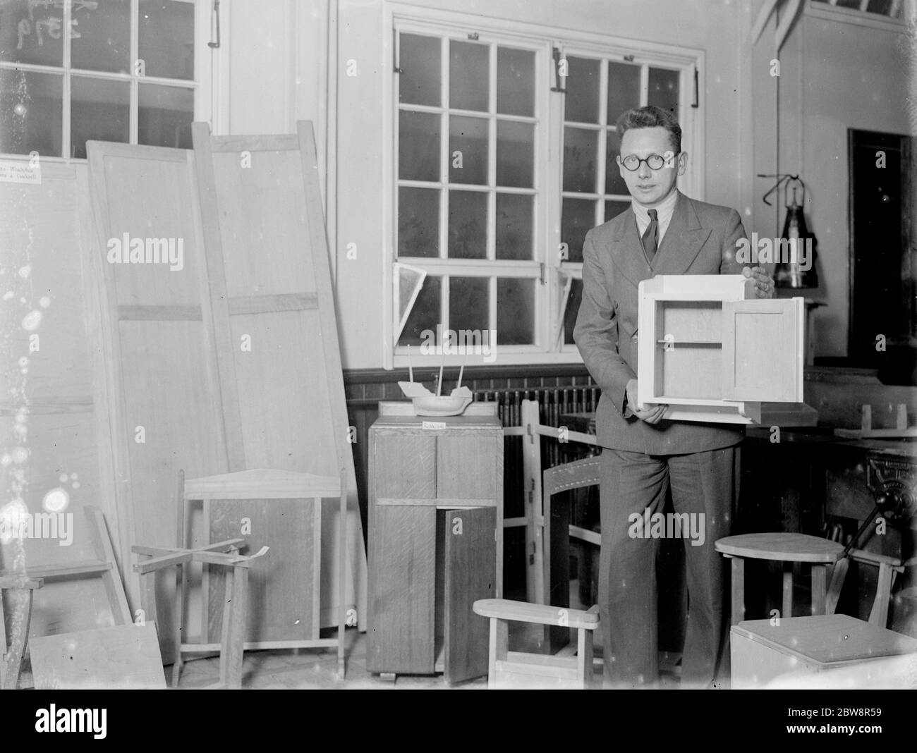 M. Arlidge avec des pièces de bois de l'exposition scolaire du soir . 21 décembre 1935 Banque D'Images