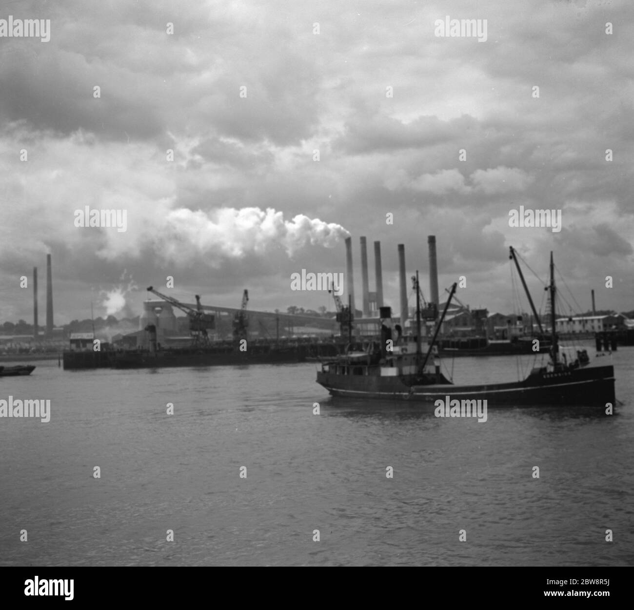 Vue sur la rivière montrant les navires et les usines de la Tamise. La fumée est vue biloquant hors des cheminées d'usine . 1936 Banque D'Images