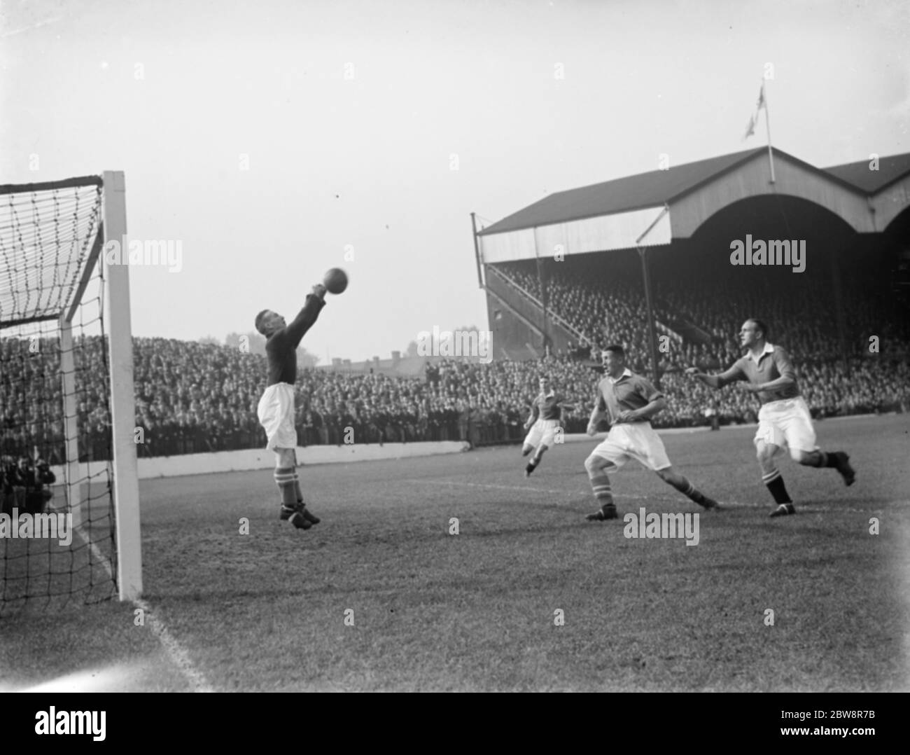 Charlton Athletic football Club ; le gardien de but fait une économie . 1936 Banque D'Images