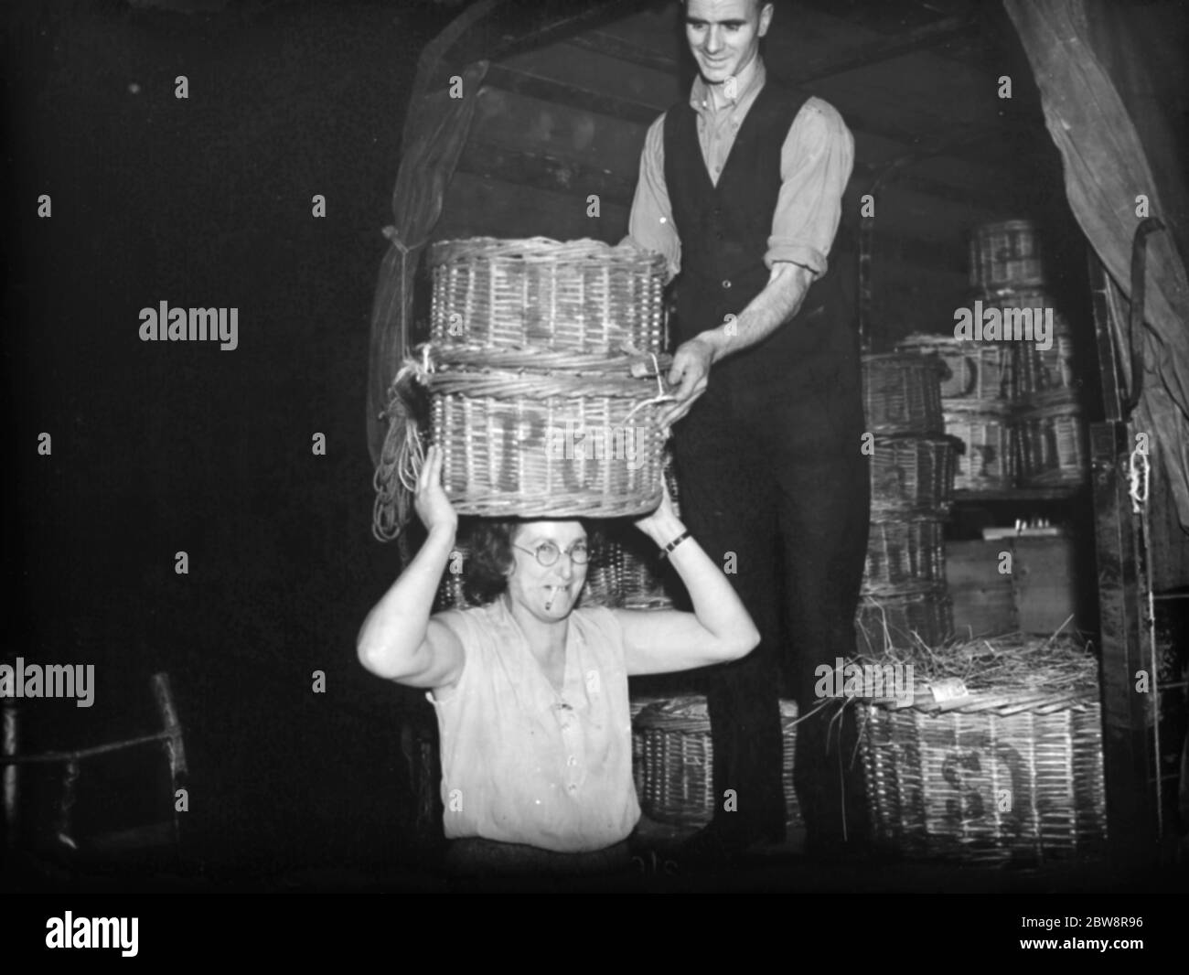 Femme de nuit portier prenant une livraison à Covent Garden . 1936 Banque D'Images
