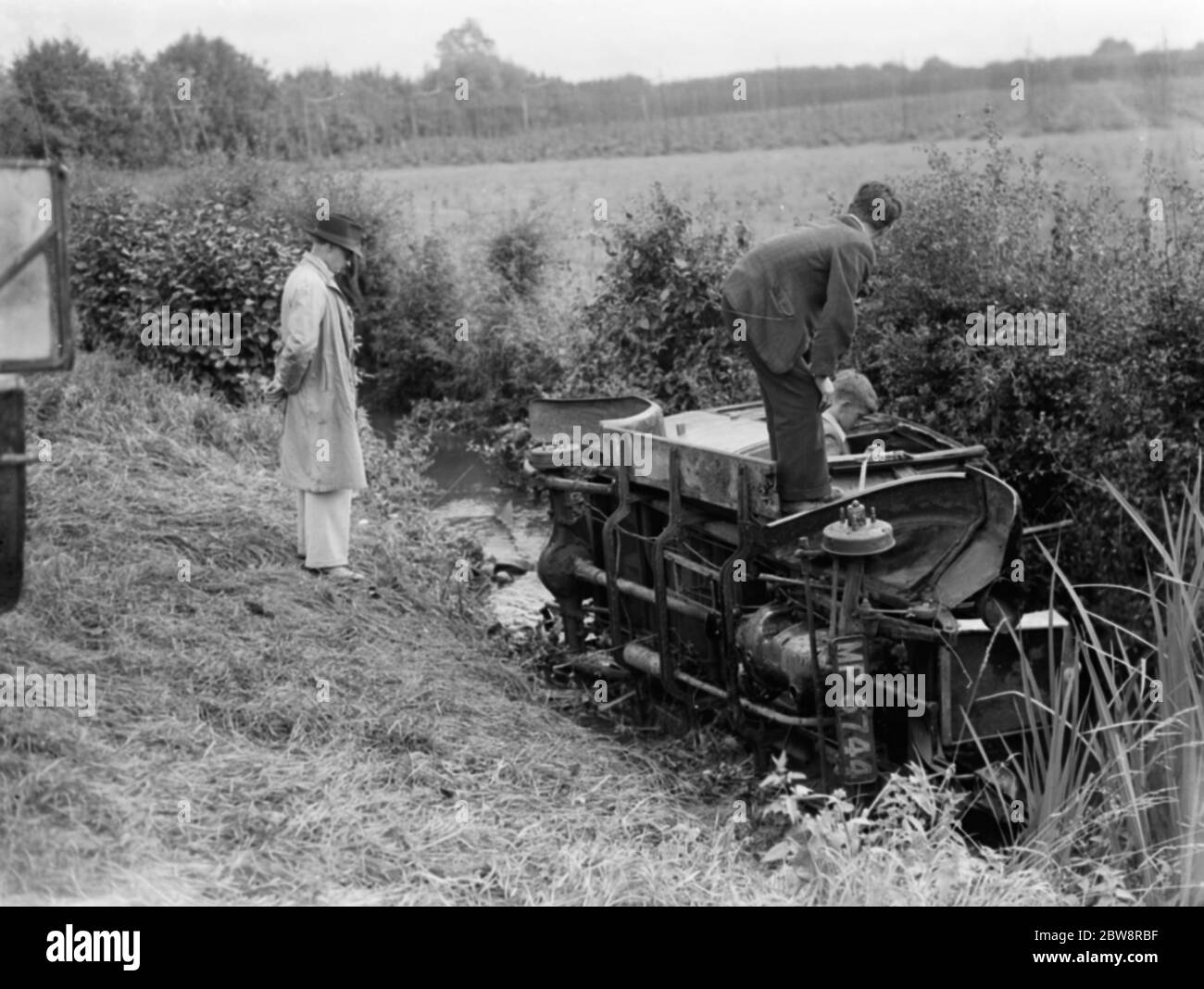 Une voiture écrasée dans un fossé dans Paddock Wood . 1936 Banque D'Images