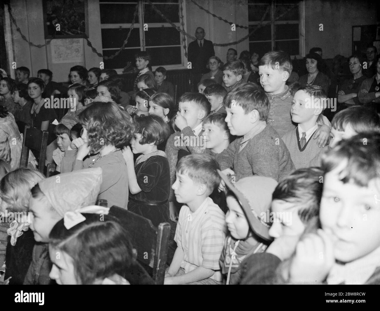 Les enfants qui apprécient les divertissements de la fête des enfants de l' Association des résidents de Hurst . 1938 Banque D'Images