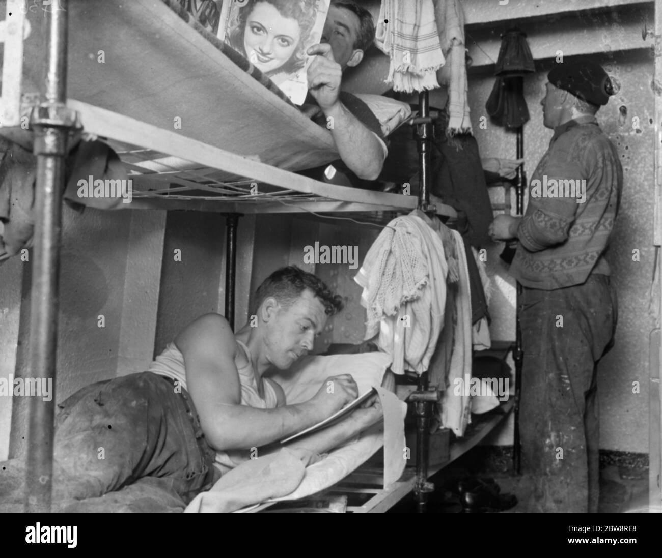 L'équipage se détendant dans leurs lits superposés dans leurs chambres de sommeil sur le bateau à vapeur de tramp le ' SS Eston ' . 1935 Banque D'Images